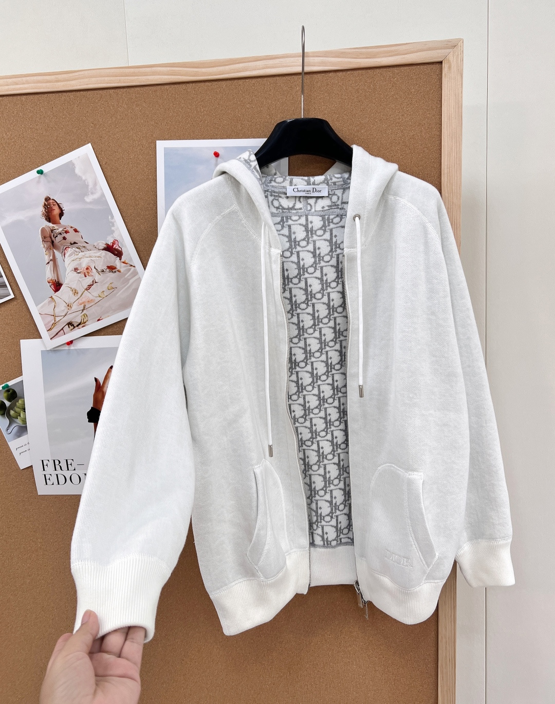 🆕Dior秋冬新品！高级baby蓝老花logo拉链羊绒外套！定制奶油蓝颜色超爱😊双织字母提花织工艺，原版
