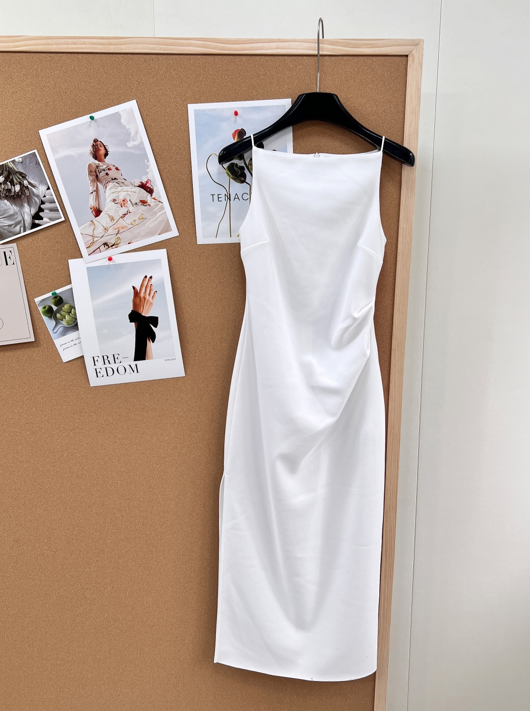 NO:751630,26SS early spring limited edition｜One-line collar pleated suspender dress,. The minimalist one-line collar is sharply tailored to outline the swan neck, with a cool and high-end feel. The three-dimensional pleat design is precisely gathered at the side waist, invisible to cover the flesh, and reshape the golden waist-to-hip ratio. The high-definition matte fabric is draped and stiff, anti-wrinkle and easy to care for, showing a silky texture when walking. The two-color classic selection of classic black interprets the aura, and the soft mist purple unlocks the gentleness of early spring. Both are popular colors for 26 early spring.  5. The sleeveless sling version takes into account both skin exposure and decent feeling. It can be adapted to the workplace, dates, and dinners with just one click. Available in three colors!  Size sml,,skirts,gold,1986090926SS早春限定｜一字领褶皱吊带连衣裙,. 极简一字领利落剪裁勾勒天鹅颈,自带清冷高级感 立体褶皱设计侧腰精准收褶,隐形遮肉,重塑黄金腰臀比高定哑光面料垂坠挺括,抗皱易打理,行走间尽显丝滑质感 双色经典甄选经典黑诠释气场,柔雾紫解锁早春温柔,均为26早春流行色 5.无袖吊带版型兼顾露肤度与得体感,职场、约会、晚宴一键适配,三色出！ 尺码sml 编,,skirts,gold,,Women's clothing