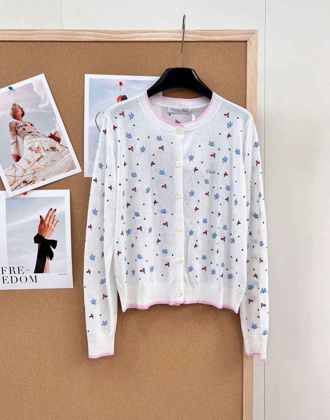 NO:751626,Dior 26 new early spring bird and rose embroidered knitted cardigan, classic round neck with contrasting pink edges to outline the outline, softly modifying the shoulder and neck lines, suitable for single wear and layering; exquisite bird and rose embroidery is all over the body, blue and pink contrasting colors are scattered, the delicate stitching restores the smart shape, and the low-key letter logo is hidden, low-key highlighting the brand style.  Selected light and breathable knitted fabric, soft and waxy, skin-friendly but not stuffy, no burden to wear in spring; simple single-breasted opening and closing design, neat silhouette, easy to adapt to commuting, dating, leisure scenes. With heavy embroidery technology, the details show luxurious texture, it is not only a spring atmosphere item, but also a limited edition with collectible value, easily unlocking the French light luxury style. Complete with three standards, large quantities of goods!  Size sml code D,,dior,19860909Dior 26早春新款小鸟玫瑰刺绣针织开衫, 经典圆领搭配撞色粉边勾勒轮廓,柔和修饰肩颈线条,单穿叠穿皆适配；通体遍布精致小鸟与玫瑰刺绣,蓝粉撞色错落分布,细腻针脚还原灵动形态,暗藏低调字母logo,低调彰显品牌格调. 甄选轻薄透气针织面料,软糯亲肤不闷肤,春日穿搭无负担；简约单排扣开合设计,利落版型不挑身形,轻松适配通勤、约会、休闲多场景. 重工刺绣工艺加持,细节处尽显奢雅质感,既是春日氛围感穿搭单品,亦是兼具收藏价值的限定款,轻松解锁法式轻奢穿搭格调.三标齐全,大货出！ 尺码sml 编码D,,dior,,Women's clothing