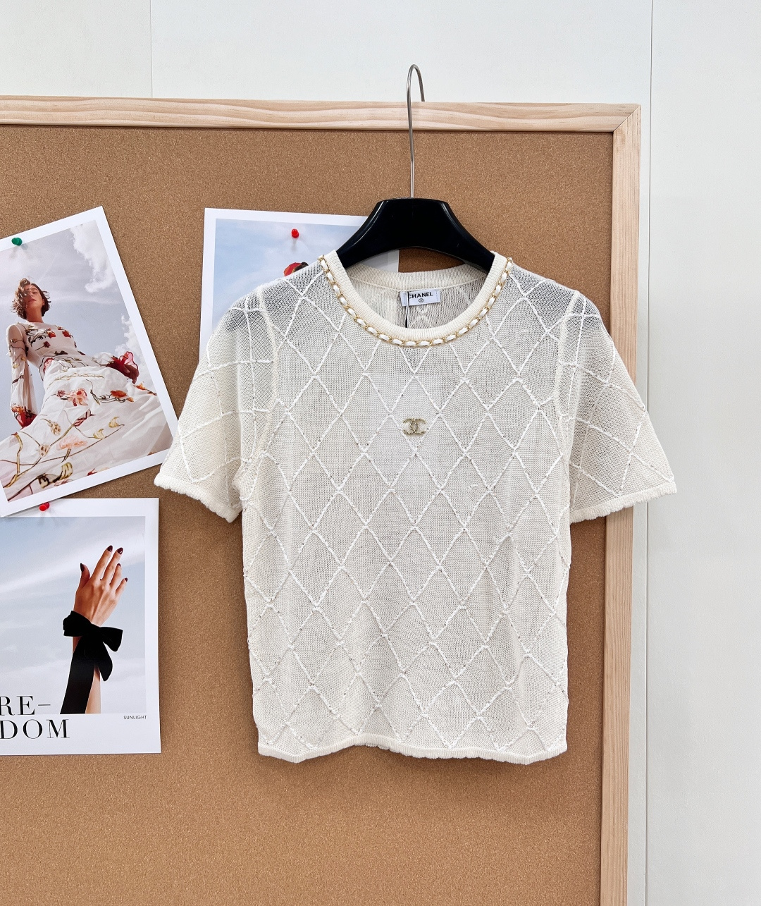 NO:751624,CHANEL25 summer limited-edition sequined knitted short-sleeve style, perfectly blends classic French elegance with summer refreshing feeling. The simple version hides luxurious details, making it easy to create high-end daily wear.  The classic round neck fits the neck line without picking up the face shape; the all-over rhombus knitted texture is delicate and textured, and the thin yarn is breathable and skin-friendly, making it refreshing and not sweaty when worn in summer. The neckline is exquisitely decorated with chains, and the low-key letter logo on the chest echoes the hot diamond logo, low-key highlighting the brand style, and exuding exquisite elegance in simplicity.  The neat short-sleeved cut is suitable for various body shapes. It is refreshing and neat when worn alone, or when layered for full layering. The classic black and white color scheme is versatile and can be used for commuting, dating, and leisure. It is a must-have light luxury basic style for summer wardrobes, and can be easily worn to create an effortless sense of fashion. Complete with three standards, two colors!  Size sml code,,chanel,T-shirt,19860909CHANEL25夏季限定小香风亮片针织短袖,将经典法式优雅与夏日清爽感完美融合,简约版型暗藏奢雅细节,轻松打造高级日常穿搭.  经典圆领贴合颈部线条,不挑脸型；通体菱格针织肌理细腻有质感,薄款纱线透气亲肤,夏日穿着清爽不闷汗.领口精致链条装饰点缀,胸前低调字母logo与烫钻徽标呼应,低调彰显品牌格调,简约中透着精致贵气.  利落短袖剪裁适配各种身形,单穿清爽利落,叠穿层次感拉满；黑白经典配色百搭不挑人,通勤、约会、休闲多场景皆可驾驭,是夏日衣橱必备的轻奢基础款,轻松穿出不费力的时髦感.三标齐全,两色出！ 尺码sml 编码,,chanel,T-shirt,,Women's clothing