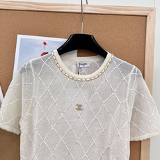 🆕CHANEL25夏季限定小香风亮片针织短袖,将经典法式优雅与夏日清爽感完美融合,简约版型暗藏奢雅细节, 🆕CHANEL25夏季限定小香风亮片针织短袖,将经典法式优雅与夏日清爽感完美融合,简约版型暗藏奢雅细节,