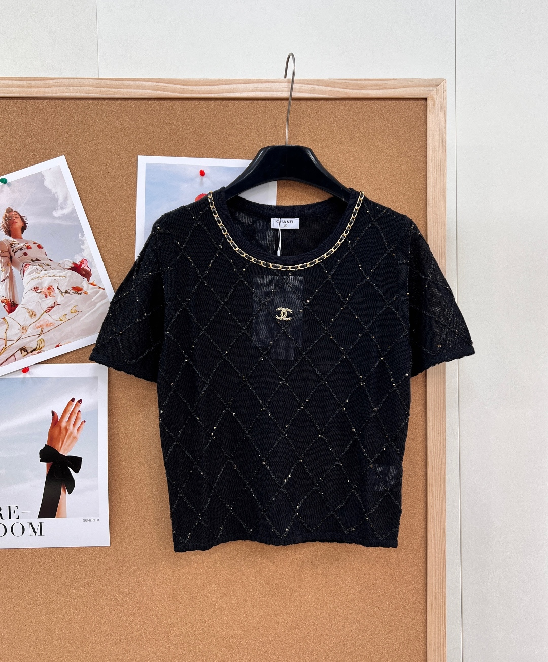 NO:751622,CHANEL25 summer limited-edition sequined knitted short-sleeve style, perfectly blends classic French elegance with summer refreshing feeling. The simple version hides luxurious details, making it easy to create high-end daily wear.  The classic round neck fits the neck line without picking up the face shape; the all-over rhombus knitted texture is delicate and textured, and the thin yarn is breathable and skin-friendly, making it refreshing and not sweaty when worn in summer. The neckline is exquisitely decorated with chains, and the low-key letter logo on the chest echoes the hot diamond logo, low-key highlighting the brand style, and exuding exquisite elegance in simplicity.  The neat short-sleeved cut is suitable for various body shapes. It is refreshing and neat when worn alone, or when layered for full layering. The classic black and white color scheme is versatile and can be used for commuting, dating, and leisure. It is a must-have light luxury basic style for summer wardrobes, and can be easily worn to create an effortless sense of fashion. Complete with three standards, two colors!  Size sml code H,,chanel,T-shirt,19860909CHANEL25夏季限定小香风亮片针织短袖,将经典法式优雅与夏日清爽感完美融合,简约版型暗藏奢雅细节,轻松打造高级日常穿搭.  经典圆领贴合颈部线条,不挑脸型；通体菱格针织肌理细腻有质感,薄款纱线透气亲肤,夏日穿着清爽不闷汗.领口精致链条装饰点缀,胸前低调字母logo与烫钻徽标呼应,低调彰显品牌格调,简约中透着精致贵气.  利落短袖剪裁适配各种身形,单穿清爽利落,叠穿层次感拉满；黑白经典配色百搭不挑人,通勤、约会、休闲多场景皆可驾驭,是夏日衣橱必备的轻奢基础款,轻松穿出不费力的时髦感.三标齐全,两色出！ 尺码sml 编码H,,chanel,T-shirt,,Women's clothing