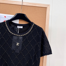 🆕CHANEL25夏季限定小香风亮片针织短袖,将经典法式优雅与夏日清爽感完美融合,简约版型暗藏奢雅细节, 🆕CHANEL25夏季限定小香风亮片针织短袖,将经典法式优雅与夏日清爽感完美融合,简约版型暗藏奢雅细节,