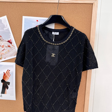 🆕CHANEL25夏季限定小香风亮片针织短袖,将经典法式优雅与夏日清爽感完美融合,简约版型暗藏奢雅细节, 🆕CHANEL25夏季限定小香风亮片针织短袖,将经典法式优雅与夏日清爽感完美融合,简约版型暗藏奢雅细节,