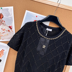 🆕CHANEL25夏季限定小香风亮片针织短袖,将经典法式优雅与夏日清爽感完美融合,简约版型暗藏奢雅细节, 🆕CHANEL25夏季限定小香风亮片针织短袖,将经典法式优雅与夏日清爽感完美融合,简约版型暗藏奢雅细节,
