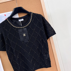 🆕CHANEL25夏季限定小香风亮片针织短袖,将经典法式优雅与夏日清爽感完美融合,简约版型暗藏奢雅细节, 🆕CHANEL25夏季限定小香风亮片针织短袖,将经典法式优雅与夏日清爽感完美融合,简约版型暗藏奢雅细节,