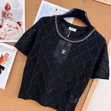 🆕CHANEL25夏季限定小香风亮片针织短袖,将经典法式优雅与夏日清爽感完美融合,简约版型暗藏奢雅细节, 🆕CHANEL25夏季限定小香风亮片针织短袖,将经典法式优雅与夏日清爽感完美融合,简约版型暗藏奢雅细节,