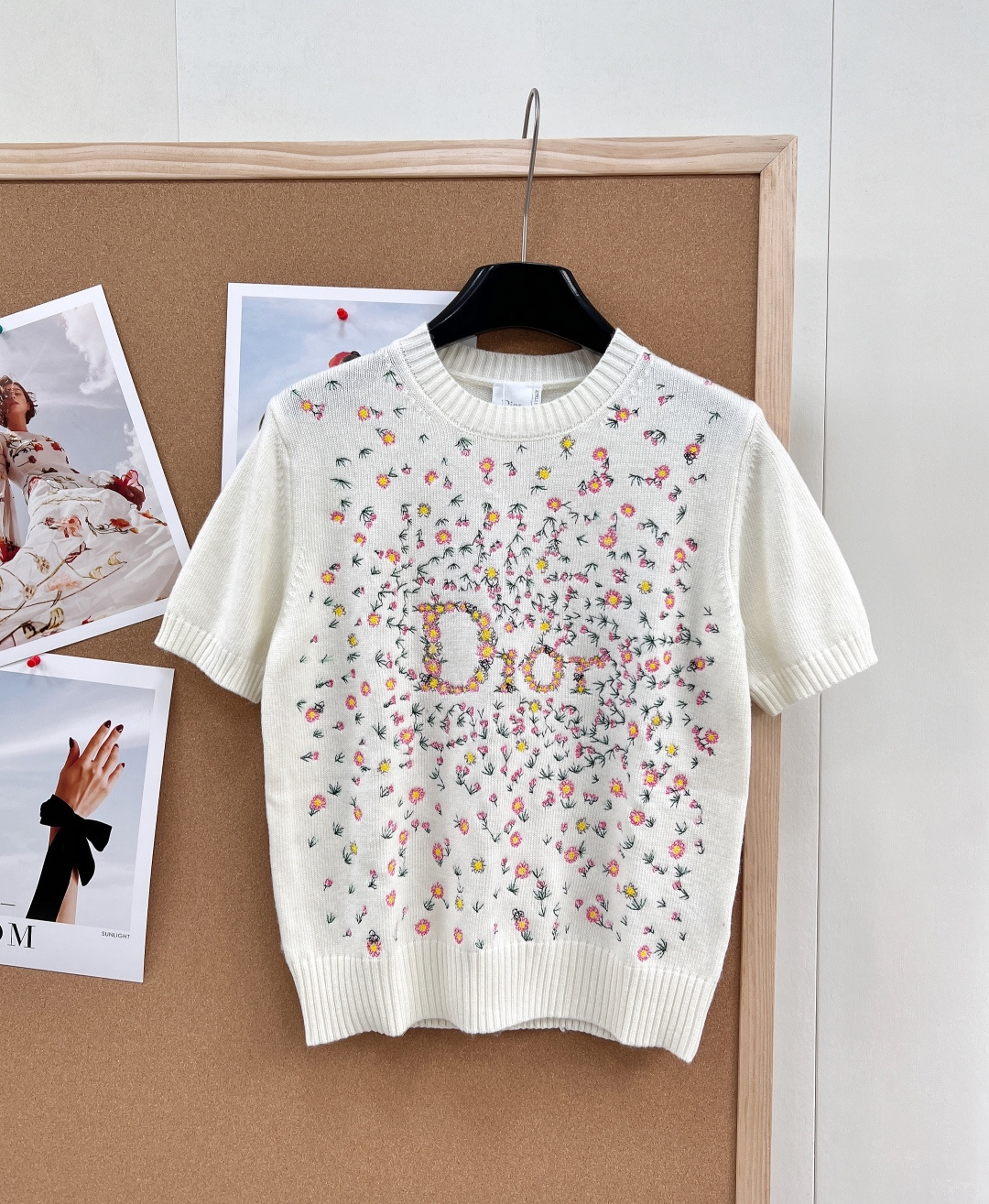 NO:751637,Dior 26 new early spring floral embroidered knitted short sleeves, with a gentle and clean milky white base, with colorful floral embroidery all over the body, with pink and yellow contrasting colors blooming at random, smart and lively; the iconic letter logo on the chest is intertwined with flowers, and the exquisite stitching hides luxurious details, low-key highlighting the brand recognition.  Selected soft and waxy knitted fabrics, delicate and skin-friendly, breathable, refreshing and not stuffy when worn alone in early spring; classic round neck + short sleeve tailoring, neat fit that does not pick on the body shape, suitable for commuting, dating, and leisure. It has both design and practicality, with floral embroidery embellishment to break the monotony, and full of light luxury texture. It is a must-have and versatile item for the spring wardrobe, and can easily create a French-style outfit. Complete with three standards and two colors!  Size sml code, dior, T-shirt,19860909Dior 26早春新款花卉刺绣针织短袖,奶白基底温柔干净,通体遍布彩色花卉刺绣,粉黄撞色错落绽放,灵动鲜活；胸前标志性字母logo与花卉交织融合,精致针脚暗藏奢雅细节,低调彰显品牌辨识度. 甄选软糯针织面料,细腻亲肤透气,早春单穿清爽不闷；经典圆领+短袖剪裁,利落版型不挑身形,通勤、约会、休闲多场景适配. 兼具设计感与实穿性,花卉刺绣点缀打破单调,轻奢质感拉满,是春日衣橱必备的百搭单品,轻松打造法式氛围感穿搭.三标齐全,两色出！ 尺码sml 编码,,dior,T-shirt,,Women's clothing