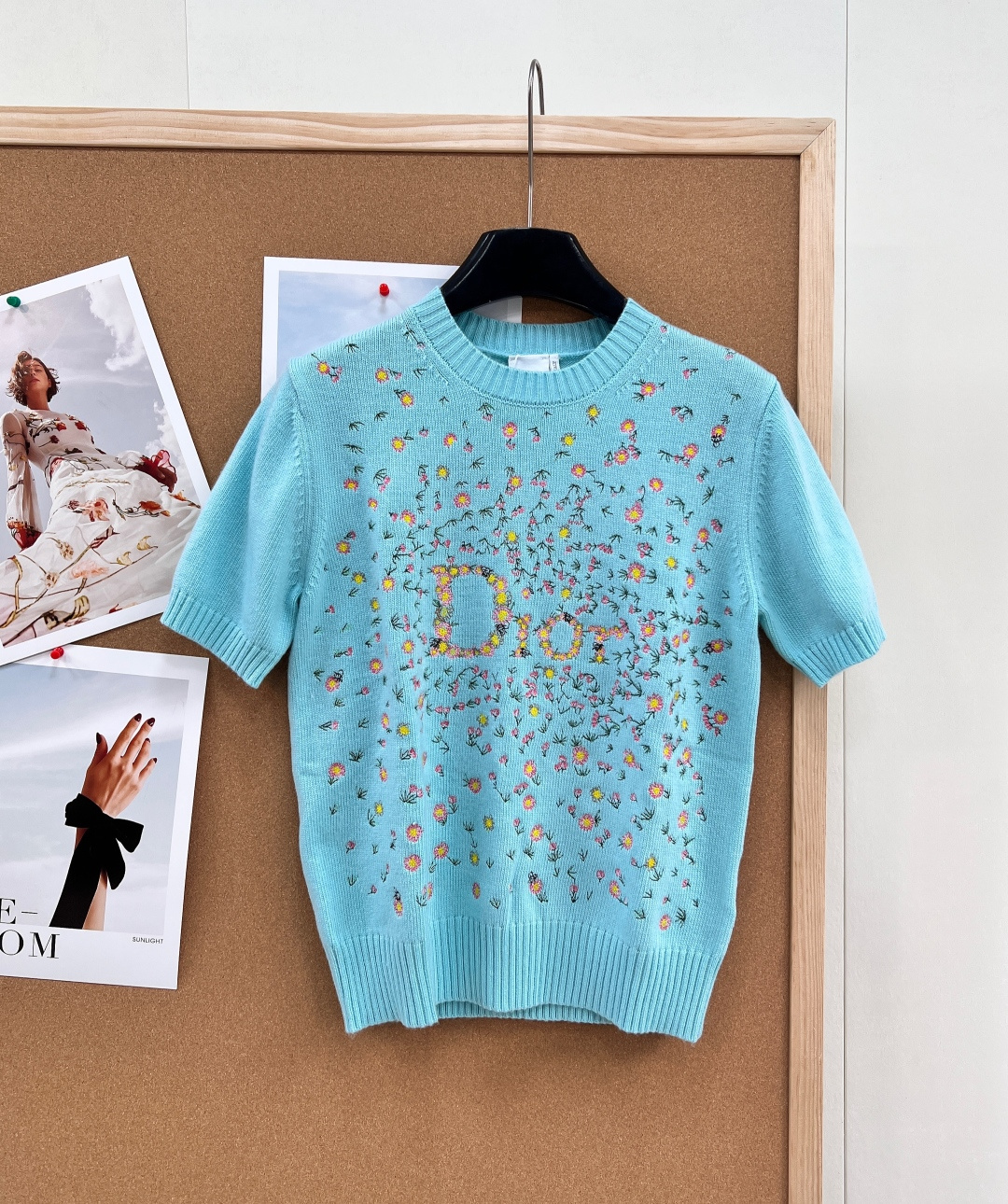 NO:751633,Dior 26 new early spring floral embroidered knitted short sleeves, with a gentle and clean milky white base, with colorful floral embroidery all over the body, with pink and yellow contrasting colors blooming at random, smart and lively; the iconic letter logo on the chest is intertwined with flowers, and the exquisite stitching hides luxurious details, low-key highlighting the brand recognition.  Selected soft and waxy knitted fabrics, delicate and skin-friendly, breathable, refreshing and not stuffy when worn alone in early spring; classic round neck + short sleeve tailoring, neat fit that does not pick on the body shape, suitable for commuting, dating, and leisure. It has both design and practicality, with floral embroidery embellishment to break the monotony, and full of light luxury texture. It is a must-have and versatile item for the spring wardrobe, and can easily create a French-style outfit. Complete with three standards and two colors!  Size sml code D,,dior,T-shirt,19860909Dior 26早春新款花卉刺绣针织短袖,奶白基底温柔干净,通体遍布彩色花卉刺绣,粉黄撞色错落绽放,灵动鲜活；胸前标志性字母logo与花卉交织融合,精致针脚暗藏奢雅细节,低调彰显品牌辨识度. 甄选软糯针织面料,细腻亲肤透气,早春单穿清爽不闷；经典圆领+短袖剪裁,利落版型不挑身形,通勤、约会、休闲多场景适配. 兼具设计感与实穿性,花卉刺绣点缀打破单调,轻奢质感拉满,是春日衣橱必备的百搭单品,轻松打造法式氛围感穿搭.三标齐全,两色出！ 尺码sml 编码D,,dior,T-shirt,,Women's clothing