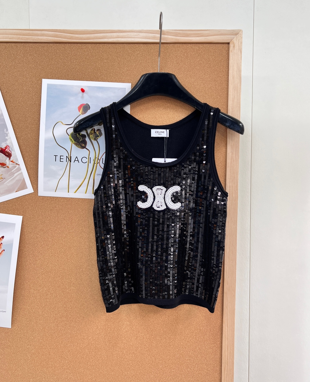 NO:751625,Celine 26 new early spring contrasting jacquard sequined knitted vest. The classic round neck fits the neck line, and the neat sleeveless tailoring modifies the shoulder and neck lines, adapting to various body shapes. The contrasting jacquard texture throughout the body is well-proportioned, with hidden design ingenuity in simplicity. The iconic letter logo on the chest is embellished, low-key highlighting the brand style.  Heavy sequin decoration embellishes the texture, and the light shines when you walk, breaking the monotony and adding a sense of sophistication; the soft and waxy knitted fabric is skin-friendly and breathable, making it refreshing to wear alone in early spring, and layered with a coat to add layering. It is available in three colors of black, white and pink, which is versatile and can be used for commuting, leisure, and dating. It can easily unlock the French fashion sense. Complete three standards, three colors are outstanding!  Size sml code E,,celine,jackets & coats,19860909Celine 26早春新款撞色提花亮片针织背心 经典圆领贴合颈部线条,利落无袖剪裁修饰肩颈线条,适配各种身形；通体撞色提花纹理错落有致,简约中暗藏设计巧思,胸前标志性字母logo点缀,低调彰显品牌格调. 重工亮片装饰点缀肌理间,行走间流光溢彩,打破单调增添精致感；软糯针织面料亲肤透气,早春单穿清爽,叠穿外套层次感拉满. 黑白粉三色可选,百搭不挑人,通勤、休闲、约会多场景皆可驾驭,轻松解锁不费力的法式时髦感.三标齐全,三色出！ 尺码sml 编码E,,celine,jackets & coats,,Women's clothing