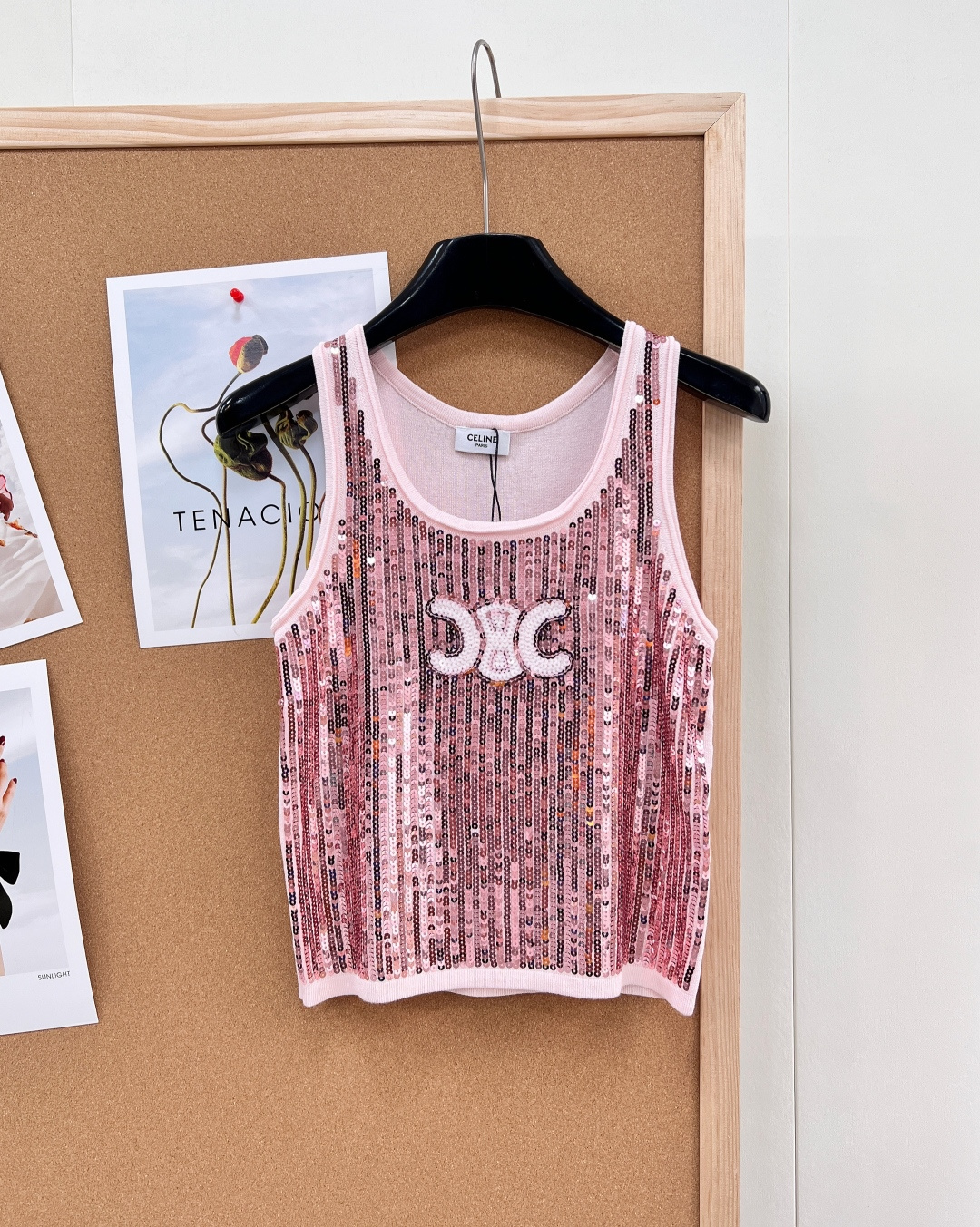 NO:751621,Celine 26 new early spring contrasting jacquard sequined knitted vest. The classic round neck fits the neck line, and the neat sleeveless tailoring modifies the shoulder and neck lines, adapting to various body shapes. The contrasting jacquard texture throughout the body is well-proportioned, with hidden design ingenuity in simplicity. The iconic letter logo on the chest is embellished, low-key highlighting the brand style.  Heavy sequin decoration embellishes the texture, and the light shines when you walk, breaking the monotony and adding a sense of sophistication; the soft and waxy knitted fabric is skin-friendly and breathable, making it refreshing to wear alone in early spring, and layered with a coat to add layering. It is available in three colors of black, white and pink, which is versatile and can be used for commuting, leisure, and dating. It can easily unlock the French fashion sense. Complete three standards, three colors are outstanding!  Size sml code,,celine,jackets & coats,19860909Celine 26早春新款撞色提花亮片针织背心 经典圆领贴合颈部线条,利落无袖剪裁修饰肩颈线条,适配各种身形；通体撞色提花纹理错落有致,简约中暗藏设计巧思,胸前标志性字母logo点缀,低调彰显品牌格调. 重工亮片装饰点缀肌理间,行走间流光溢彩,打破单调增添精致感；软糯针织面料亲肤透气,早春单穿清爽,叠穿外套层次感拉满. 黑白粉三色可选,百搭不挑人,通勤、休闲、约会多场景皆可驾驭,轻松解锁不费力的法式时髦感.三标齐全,三色出！ 尺码sml 编码,,celine,jackets & coats,,Women's clothing