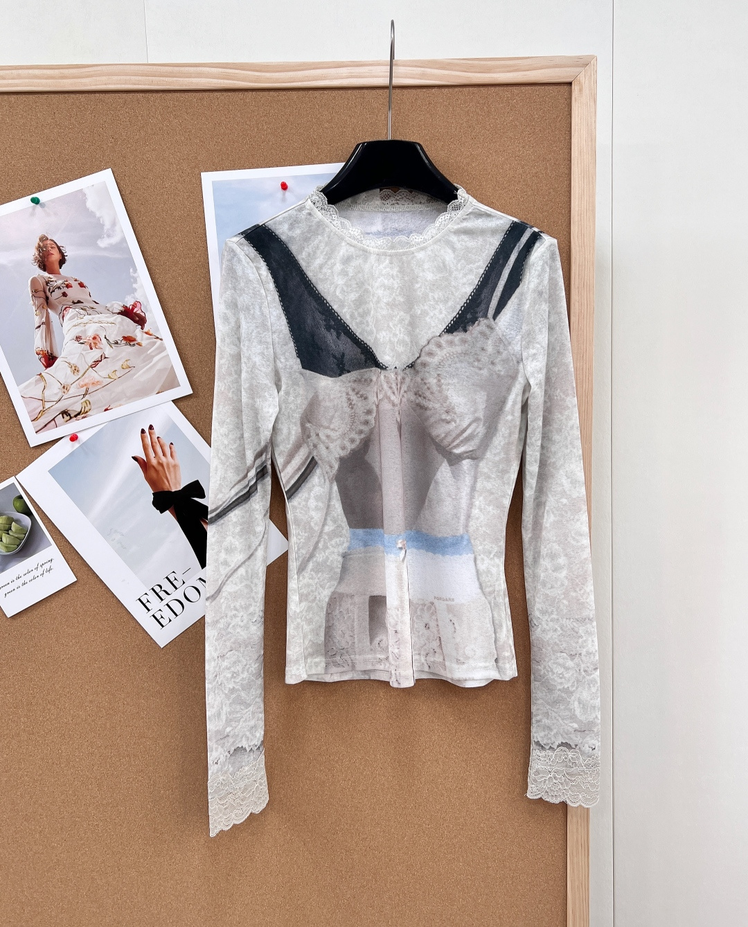 NO:752053,FORDARE26SS early spring new product series artistic printed mesh bottoming shirt is made of soft mist mesh material as the base, with its own hazy and transparent texture. The body is integrated with artistic printing and embellished with exquisite lace, adding a sense of French sophistication. It is a niche style and does not conflict with the style. The upper body instantly becomes the protagonist of the atmospheric outfit, and it is available in large quantities!  size sml code,,19860909FORDARE26SS早春新品系列艺术印花网纱打底衫柔雾网纱材质为基底,自带朦胧通透的质感,衣身融合艺术感印花,点缀精致蕾丝边,增添法式精致感,小众不撞款,上身秒变氛围感穿搭主角,大货出！ 尺码sml 编码,,,Women's clothing