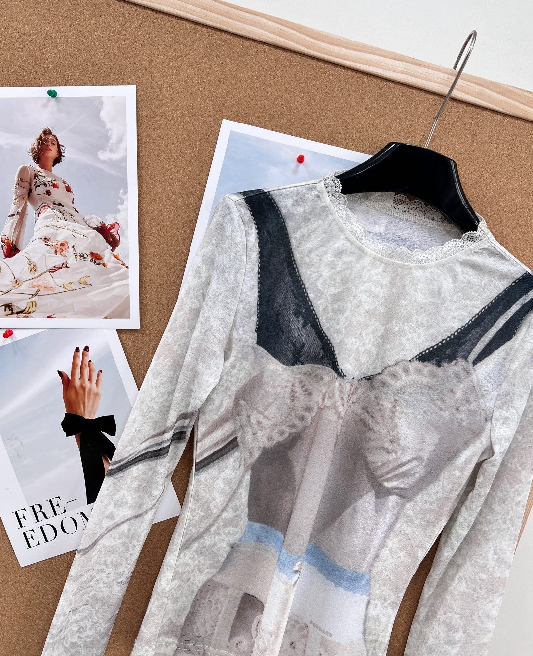 🆕FORDARE26SS早春新品系列艺术印花网纱打底衫：柔雾网纱材质为基底，自带朦胧通透的质感，衣身融合