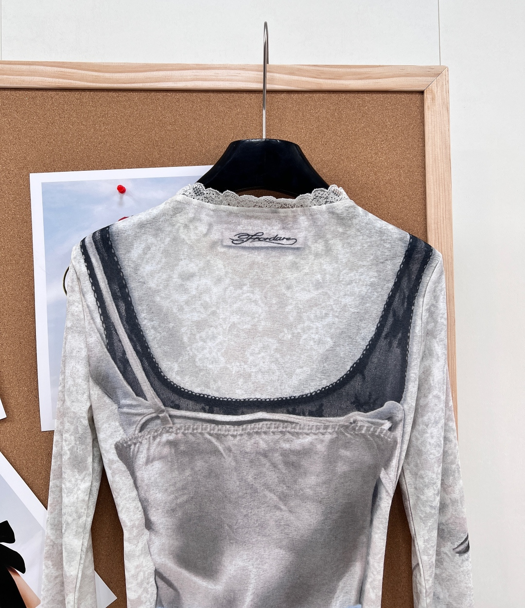 🆕FORDARE26SS早春新品系列艺术印花网纱打底衫：柔雾网纱材质为基底，自带朦胧通透的质感，衣身融合