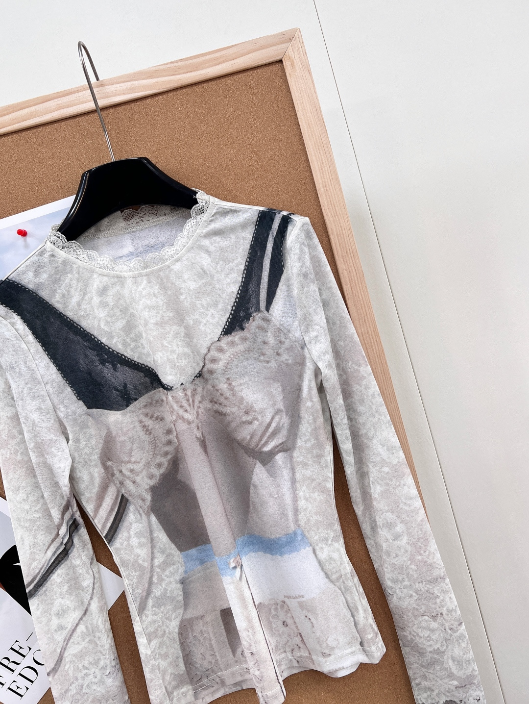 🆕FORDARE26SS早春新品系列艺术印花网纱打底衫：柔雾网纱材质为基底，自带朦胧通透的质感，衣身融合