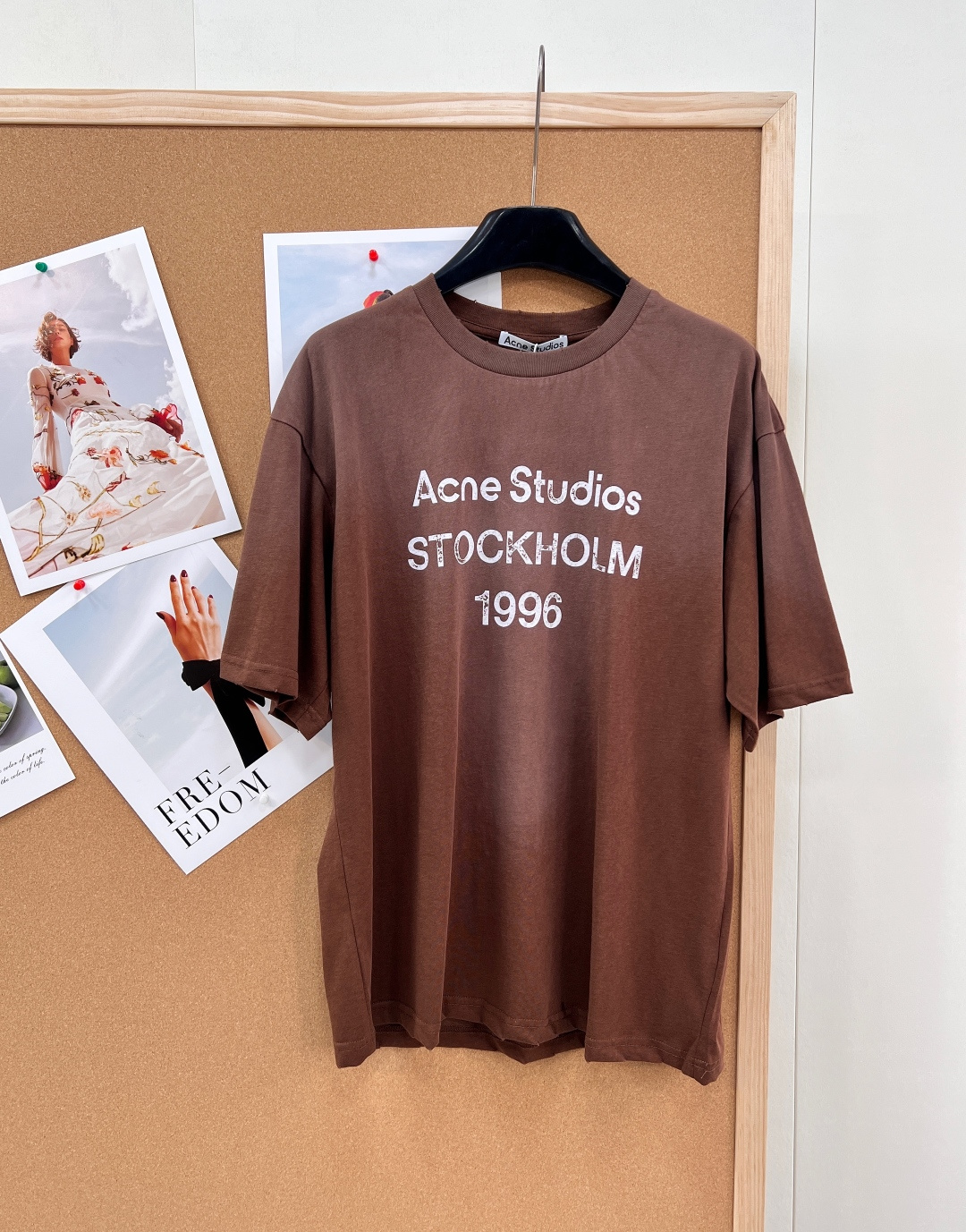 NO:752047,Summer new Acne classic 1996 Stockholm distressed chocolate short-sleeved T-shirt, washed and distressed, frayed collar, distressed retro print, ultra-thin cotton fabric, full of relaxation and laziness, ultra-thin and soft cotton and linen material with distressed print, casual and easy wearing a sack ~  AC's beggar style, this one is super hard to buy, chocolate color. Very unique. The American style with 1996 letter printing, the retro round neck loose style has a wider audience. It has a cold and high-end feel, a unique and unique design, a very memorable top. This is the same style for men and women, Nordic fashion is simple, the print is cracked and old-fashioned, there are holes in the collar, and the three labels are complete, and it is a big deal!  Size sml code,acne studios,T-shirt,tees,t-shirt,19860909夏季新款 Acne经典1996斯德哥尔摩做旧巧克力色短袖T恤,水洗做旧,领口磨破工艺,做旧复古印花,超薄棉面料,松弛感慵懒十足,超薄细软的棉麻材质配上做旧印花,披着麻袋的随性洒脱～ AC的乞丐风,这款超级难买,巧克力色.十分独特.1996字母印花的美式风格,复古圆领宽松的款式受众更广.冷淡系高级感,独特别致的设计感,非常有纪念意义的一件上衣 这款属于男女同款,北欧式的时髦简单,印花是皲裂式做旧风,领口有破洞处,三标齐全,大货出！ 尺码sml 编码,,acne studios,T-shirt,tees，t-shirt,,Women's clothing