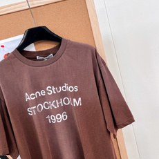 🆕夏季新款 Acne经典1996斯德哥尔摩做旧巧克力色短袖T恤,水洗做旧,领口磨破工艺,做旧复古印花,超 🆕夏季新款 Acne经典1996斯德哥尔摩做旧巧克力色短袖T恤,水洗做旧,领口磨破工艺,做旧复古印花,超