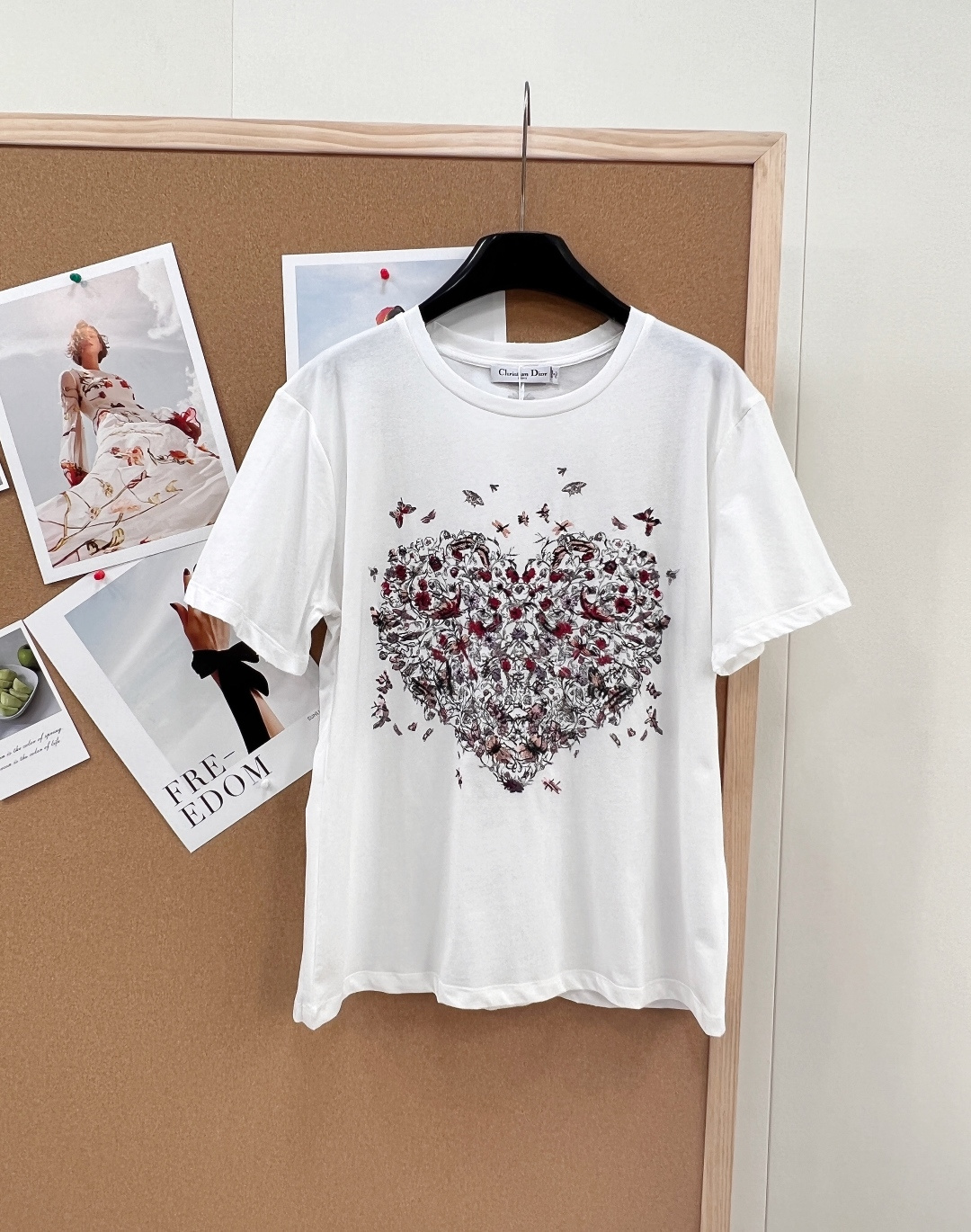 NO:752041,DIOR limited-edition heavy-duty butterfly and flower embroidery short-sleeved T-shirt **Forest-style fairy spirit | High-grade heavy-duty embroidery Inspired by nature, DIOR craftsmanship creates a limited-edition forest-style T-shirt with full-scale three-dimensional butterfly and flower embroidery, each stitch interprets romantic poetry. Heavy cotton and linen blended fabrics, soft and matte against the skin. Forest-style natural-style printed patterns with floral letters on the chest combine to create a sense of love.  Paired with the bee logo decoration on the back collar, it creates a fairy-like but casual personality style. The brand's high-end design sense is full, and it looks stylish when worn alone or paired with an inner layer!  The embroidery on the chest is very exquisite, and the refreshing and fashionable tee is also very beautiful. The small round neck is distressed and the sleeves and hems are frayed to highlight the fashionable atmosphere. The upper body is that of a wealthy daughter. Size sml code, dior, T-shirt, tees, t-shirt,19860909DIOR 限定款重工蝴蝶花卉刺绣短袖T恤 **森系仙气｜高定级重工刺绣 以自然为灵感,DIOR匠心打造限定款森系T恤,满幅立体蝴蝶与花卉刺绣,每一针皆诠释浪漫诗意.重磅棉麻混纺面料,柔雾光泽衬肤. 胸前花体字母森系自然风格印花图案 组合成爱心即视感 搭配后领蜜蜂徽标装饰,打造仙气中不失休闲的个性风格 品牌高级设计感拉满 单穿内搭都出彩时髦！ 胸前刺绣非常考究工艺,清爽又时髦的tee也太好看啦,小圆领做旧 手袖下摆都做磨破设计,突出时髦氛围感.上身就是富家千金大小姐 尺码sml 编码,,dior,T-shirt,tees，t-shirt,,Women's clothing