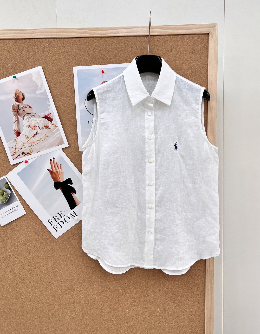 NO:752064,Ralph Lauren's new linen embroidered sleeveless Polo shirt is made of natural linen material. It has a delicate texture, is breathable and dry, is skin-friendly and not stuffy, and has a relaxed and high-quality texture. It is refreshing and comfortable to wear in summer. The shape is neat lapel + sleeveless tailoring, simple and loose, not flattering on the figure, modified shoulder line, slimming and energetic, suitable for wearing alone or layered.  The classic single-breasted placket is simple and elegant; the iconic pony embroidery on the chest is low-key, exquisite and unobtrusive, and has its own brand recognition. It can be simple for commuting, casual and relaxed, and refreshing for vacation. It is versatile and easy to wear with high-end texture. Complete with three standards, large quantities of goods!  size sml code,,loro piana,19860909Ralph Lauren 拉夫劳伦新款亚麻刺绣无袖Polo衫,精选天然亚麻材质,自带细腻肌理感,透气干爽、亲肤不闷,自带松弛高级质感,夏日穿着清爽舒适. 版型利落翻领+无袖剪裁,简约宽松不挑身材,修饰肩线、显瘦显精神,单穿叠穿都适配. 经典单排扣门襟,简约大气；胸前标志性小马刺绣低调点缀,精致不张扬,自带品牌辨识度. 简约通勤、休闲松弛、度假清爽皆可,百搭不挑人,轻松穿出高级质感.三标齐全,大货出！ 尺码sml 编码,,loro piana,,Women's clothing