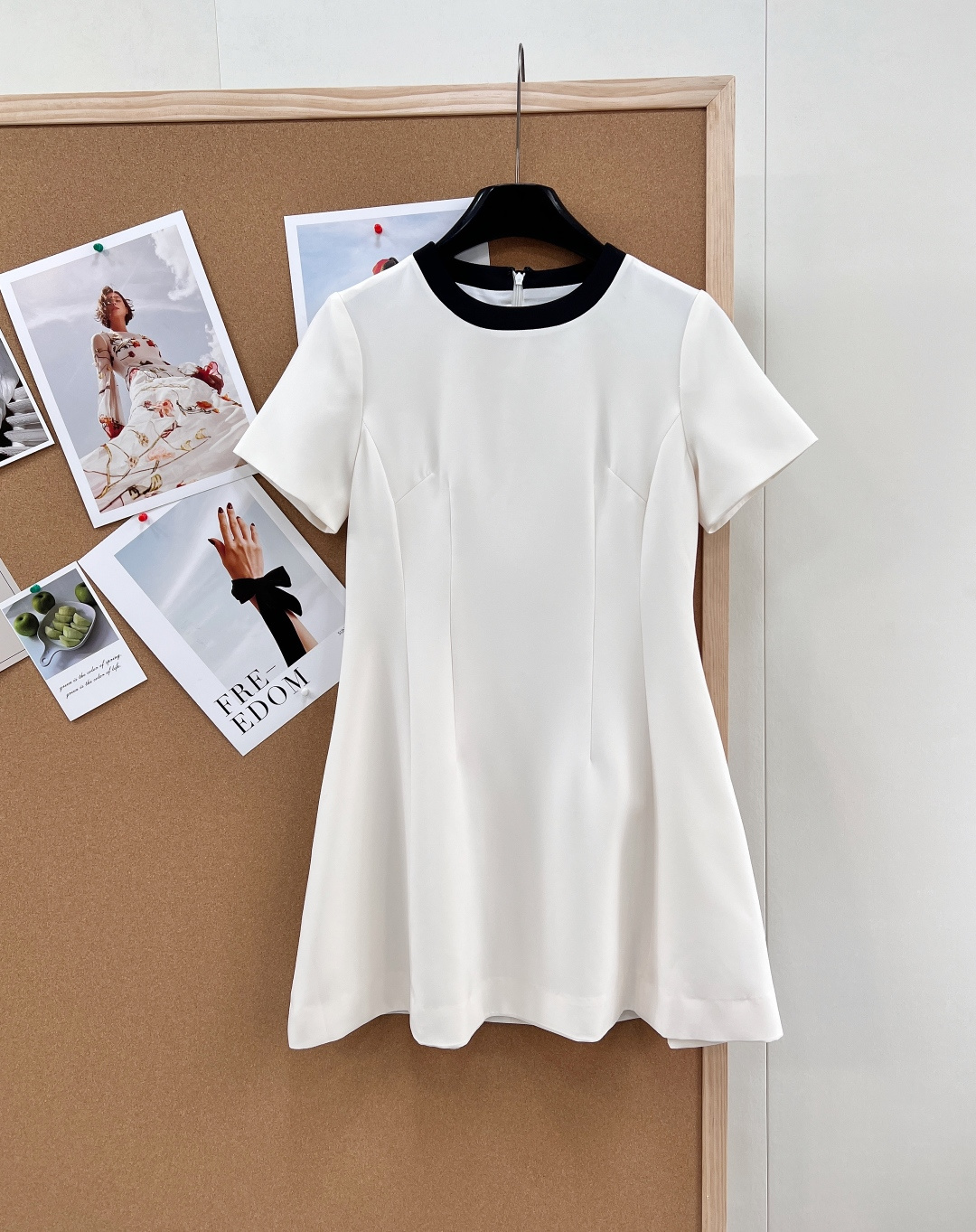 NO:752058,Valentino's new black and white color-blocked short-sleeved dress, minimalist contrasting colors outline an elegant silhouette, the back bow + pearl diamond buckle brings a sense of ceremony, and the crisp fabric upper body is tall and straight, making it easy to wear a wealthy daughter's temperament. The classic black and white color will never go out of style, the short-sleeved design is refreshing and unattractive, the back bow details brighten the shape, and the A-line skirt hides the flesh and makes you look slimmer. It is suitable for dates, parties, and light dresses. The front is minimalist and high-end, but the back hides surprises!  The black and white contrasting color collar + bow + diamond buckle triple details, short sleeves and slim fit highlight the waistline, full of light luxury, and the upper body is that of a temperamental heroine. Complete with three standards, great product!  Size sml code V,,valentino,skirts,T-shirt,19860909Valentino新款黑白拼色短袖连衣裙,极简撞色勾勒优雅轮廓,后背蝴蝶结+珍珠钻扣自带仪式感,挺括面料上身挺拔,轻松穿出富家千金气质. 经典黑白配色永不过时,短袖设计清爽不挑人,后背蝴蝶结细节点亮造型,A字裙摆藏肉显瘦,约会、聚会、轻礼服都适配. 正面极简高级,后背暗藏惊喜！黑白撞色领口+蝴蝶结+钻扣三重细节,短袖修身版型凸显腰线,轻奢感拉满,上身就是气质女主.三标齐全,大货出！ 尺码sml 编码V,,valentino,skirts,T-shirt,,Women's clothing