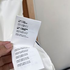 🆕MiuMiu新款蝴蝶结别针大V领吊带连衣裙,- 正面大V领剪裁,修饰肩颈线条,显瘦显脸小,性感又高级- 🆕MiuMiu新款蝴蝶结别针大V领吊带连衣裙,- 正面大V领剪裁,修饰肩颈线条,显瘦显脸小,性感又高级-