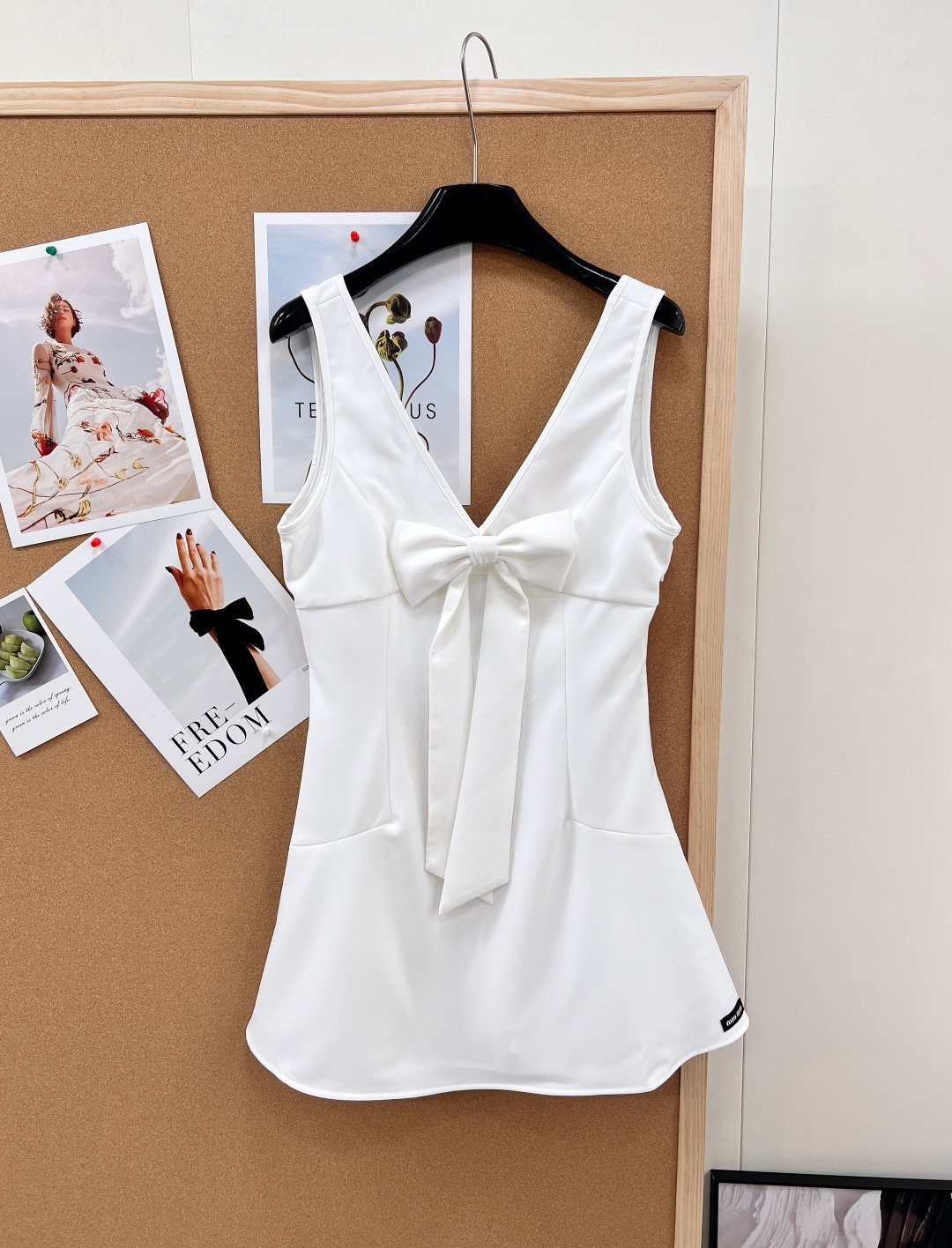 NO:752052,MiuMiu's new bow pin large V-neck suspender dress, - Large front V-neck cut, modify the shoulder and neck lines, slimming and small face, sexy and high-end - Pin large three-dimensional bow, with girlish and design sense, turn - Sleeveless suspender version, refreshing and neat, highlighting the collarbone and arm lines - Waist + slightly A-line skirt, hiding the flesh and slimming, optimizing body proportions - Mid-length design, not tall, small people can easily control it, -  Drape and smooth fabric, crisp and stylish, not easy to wrinkle, comfortable and skin-friendly on the upper body. Sweet and cool girl, pure sexy, French elegance, suitable for dates, parties, and daily outings. The black and white are classic and versatile, and you can wear it with your eyes closed without stepping on the thunder. Complete with three standards, two colors come out!  Size sml,,miumiu,skirts,19860909MiuMiu新款蝴蝶结别针大V领吊带连衣裙, - 正面大V领剪裁,修饰肩颈线条,显瘦显脸小,性感又高级 - 别针立体大蝴蝶结,自带少女感与设计感,转 - 无袖吊带版型,清爽利落,凸显锁骨与手臂线条 - 收腰+微A字裙摆,藏肉显瘦,优化身材比例 - 中长款设计,不挑身高,小个子也能轻松驾驭, - 垂坠顺滑面料,挺括有型,不易皱,上身舒适亲肤 甜酷少女、纯欲性感、法式优雅,约会、聚会、日常出街都适配,黑白两色经典百搭,闭眼入不踩雷. 三标齐全,两色出！ 尺码sml 编,,miumiu,skirts,,Women's clothing