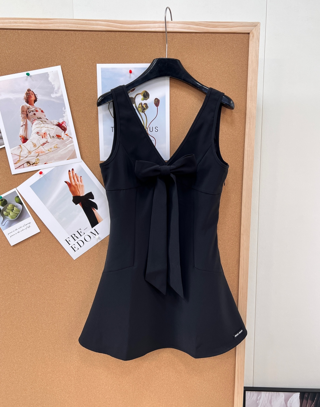 NO:752046,MiuMiu's new bow pin large V-neck suspender dress, - Large front V-neck cut, modify the shoulder and neck lines, slimming and small face, sexy and high-end - Pin large three-dimensional bow, with girlish and design sense, turn - Sleeveless suspender version, refreshing and neat, highlighting the collarbone and arm lines - Waist + slightly A-line skirt, hiding the flesh and slimming, optimizing body proportions - Mid-length design, not tall, small people can easily control it, -  Drape and smooth fabric, crisp and stylish, not easy to wrinkle, comfortable and skin-friendly on the upper body. Sweet and cool girl, pure sexy, French elegance, suitable for dates, parties, and daily outings. The black and white are classic and versatile, and you can wear it with your eyes closed without stepping on the thunder. Complete with three standards, two colors come out!  size sml code,,miumiu,skirts,19860909MiuMiu新款蝴蝶结别针大V领吊带连衣裙, - 正面大V领剪裁,修饰肩颈线条,显瘦显脸小,性感又高级 - 别针立体大蝴蝶结,自带少女感与设计感,转 - 无袖吊带版型,清爽利落,凸显锁骨与手臂线条 - 收腰+微A字裙摆,藏肉显瘦,优化身材比例 - 中长款设计,不挑身高,小个子也能轻松驾驭, - 垂坠顺滑面料,挺括有型,不易皱,上身舒适亲肤 甜酷少女、纯欲性感、法式优雅,约会、聚会、日常出街都适配,黑白两色经典百搭,闭眼入不踩雷. 三标齐全,两色出！ 尺码sml 编码,,miumiu,skirts,,Women's clothing