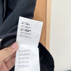 🆕MiuMiu新款蝴蝶结别针大V领吊带连衣裙,- 正面大V领剪裁,修饰肩颈线条,显瘦显脸小,性感又高级- 🆕MiuMiu新款蝴蝶结别针大V领吊带连衣裙,- 正面大V领剪裁,修饰肩颈线条,显瘦显脸小,性感又高级-