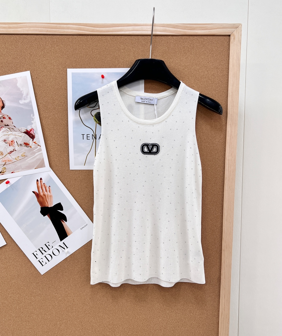 NO:752040,Valentino hot-drilled letter logo patch knitted vest, - Fully decorated with fine diamonds, low-key sparkling, with exquisite luster - Iconic VLogo letter logo patch on the chest to enhance brand recognition - Simple round neck + sleeveless version, neat and versatile, highlighting the shoulder and neck lines - Soft and delicate knitted fabric, skin-friendly and breathable, stretchy, comfortable and not tight - Slim cut, fit the body shape without being bloated, looking slim and elegant  Simple and exquisite, refreshing when worn alone, elegant when layered with suits, jackets, and shirts, suitable for daily commuting, dating, and parties. The black and white colors are classic and durable. Complete with three standards, two colors are outstanding!  Size sml code,,valentino,valentino,jackets & coats,shirts,business suit,19860909Valentino华伦天奴烫钻字母徽标贴片针织背心, - 全身满幅细钻点缀,低调闪耀,自带精致光泽感 - 胸前标志性VLogo字母徽标贴片,提升品牌辨识度 - 简约圆领+无袖版型,利落百搭,凸显肩颈线条 - 软糯细腻针织面料,亲肤透气,弹力舒适不紧绷 - 修身剪裁,贴合身形不臃肿,显瘦显气质 简约精致,单穿清爽,叠穿西装、外套、衬衫皆显贵,日常通勤、约会、聚会都适配,黑白两色经典耐看.三标齐全,两色出！ 尺码sml 编码,,valentino,valentino,jackets & coats,shirts,business suit,,Women's clothing