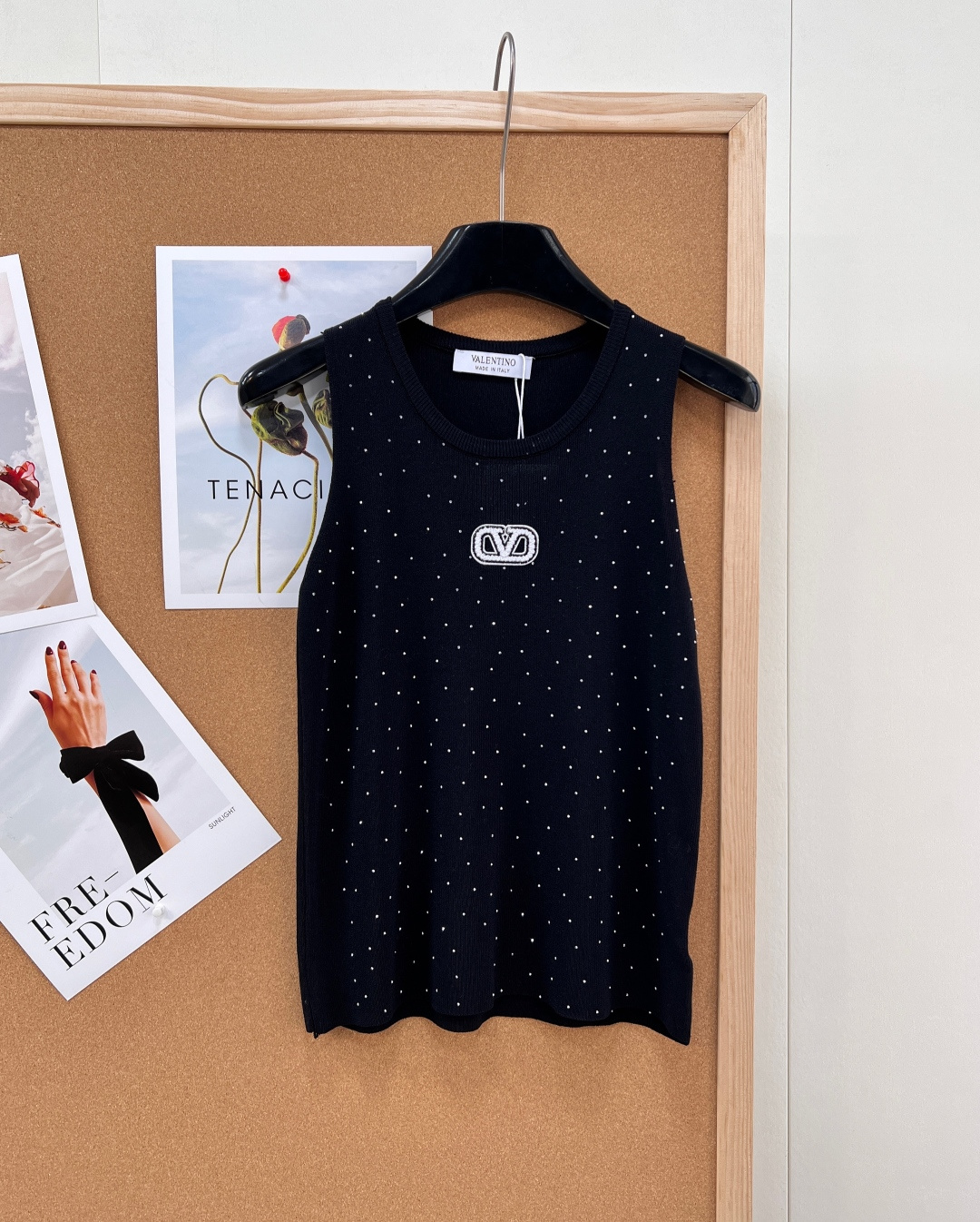 NO:752036,Valentino hot-drilled letter logo patch knitted vest, - Fully decorated with fine diamonds, low-key sparkling, with exquisite luster - Iconic VLogo letter logo patch on the chest to enhance brand recognition - Simple round neck + sleeveless version, neat and versatile, highlighting the shoulder and neck lines - Soft and delicate knitted fabric, skin-friendly and breathable, stretchy, comfortable and not tight - Slim cut, fit the body shape without being bloated, looking slim and elegant  Simple and exquisite, refreshing when worn alone, elegant when layered with suits, jackets, and shirts, suitable for daily commuting, dating, and parties. The black and white colors are classic and durable. Complete with three standards, two colors are outstanding!  Size sml,,valentino,valentino,jackets & coats,shirts,business suit,19860909Valentino华伦天奴烫钻字母徽标贴片针织背心, - 全身满幅细钻点缀,低调闪耀,自带精致光泽感 - 胸前标志性VLogo字母徽标贴片,提升品牌辨识度 - 简约圆领+无袖版型,利落百搭,凸显肩颈线条 - 软糯细腻针织面料,亲肤透气,弹力舒适不紧绷 - 修身剪裁,贴合身形不臃肿,显瘦显气质 简约精致,单穿清爽,叠穿西装、外套、衬衫皆显贵,日常通勤、约会、聚会都适配,黑白两色经典耐看.三标齐全,两色出！ 尺码sml 编,,valentino,valentino,jackets & coats,shirts,business suit,,Women's clothing