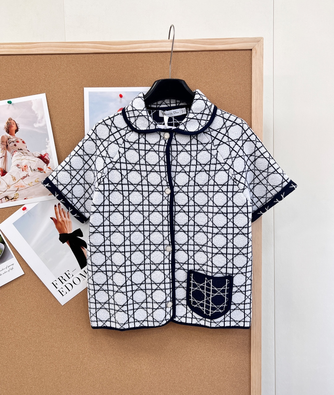 NO:752615,Dior 2026 early spring rhombus jacquard knitted short-sleeves perfectly combine the classic cannage pattern with knitted fabrics, giving it a high sense of luxury. The all-over rhombus jacquard craftsmanship is exquisite and delicate, full of texture, retro and high-end; the contrasting navy edges outline the outline, and the lapel design is neat and elegant, adding French elegance.  The color-blocked pocket on one side hides ingenuity, breaking the monotony and adding a sense of hierarchy; the short-sleeved version is refreshing and breathable, and the soft and waxy knitted fabric is skin-friendly and comfortable, making it neither boring nor greasy to wear in spring and summer. The simple silhouette is not flattering to your body shape, suitable for commuting, dating, and daily life, and can easily be worn to show an effortless sense of luxury and fashion. Complete with three standards, large quantities of goods!  Size sml code, dior, T-shirt,19860909Dior 2026早春菱格提花针织短袖,将经典藤格纹与针织面料完美融合,自带高奢辨识度. 满幅菱格提花工艺精致细腻,肌理感十足,复古又高级；藏青撞色包边勾勒轮廓,翻领设计利落优雅,增添法式优雅气质. 单侧拼色口袋暗藏巧思,打破单调更具层次感；短袖版型清爽透气,软糯针织亲肤舒适,春夏穿搭不闷不腻. 简约廓形不挑身材,通勤、约会、日常皆适配,轻松穿出不费力的显贵时尚感.三标齐全,大货出！ 尺码sml 编码,,dior,T-shirt,,Women's clothing