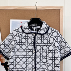 🆕Dior 2026早春菱格提花针织短袖,将经典藤格纹与针织面料完美融合,自带高奢辨识度。满幅菱格提花工 🆕Dior 2026早春菱格提花针织短袖,将经典藤格纹与针织面料完美融合,自带高奢辨识度。满幅菱格提花工