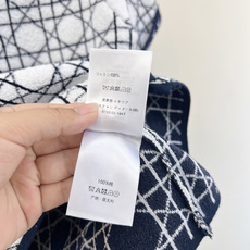 🆕Dior 2026早春菱格提花针织短袖,将经典藤格纹与针织面料完美融合,自带高奢辨识度。满幅菱格提花工 🆕Dior 2026早春菱格提花针织短袖,将经典藤格纹与针织面料完美融合,自带高奢辨识度。满幅菱格提花工