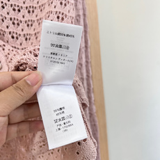 🆕DIOR26SS早春系列豆沙粉镂空针织开衫,豆沙粉调自带春日柔光滤镜,是温柔氛围感的绝佳诠释✨。采用细 🆕DIOR26SS早春系列豆沙粉镂空针织开衫,豆沙粉调自带春日柔光滤镜,是温柔氛围感的绝佳诠释✨。采用细
