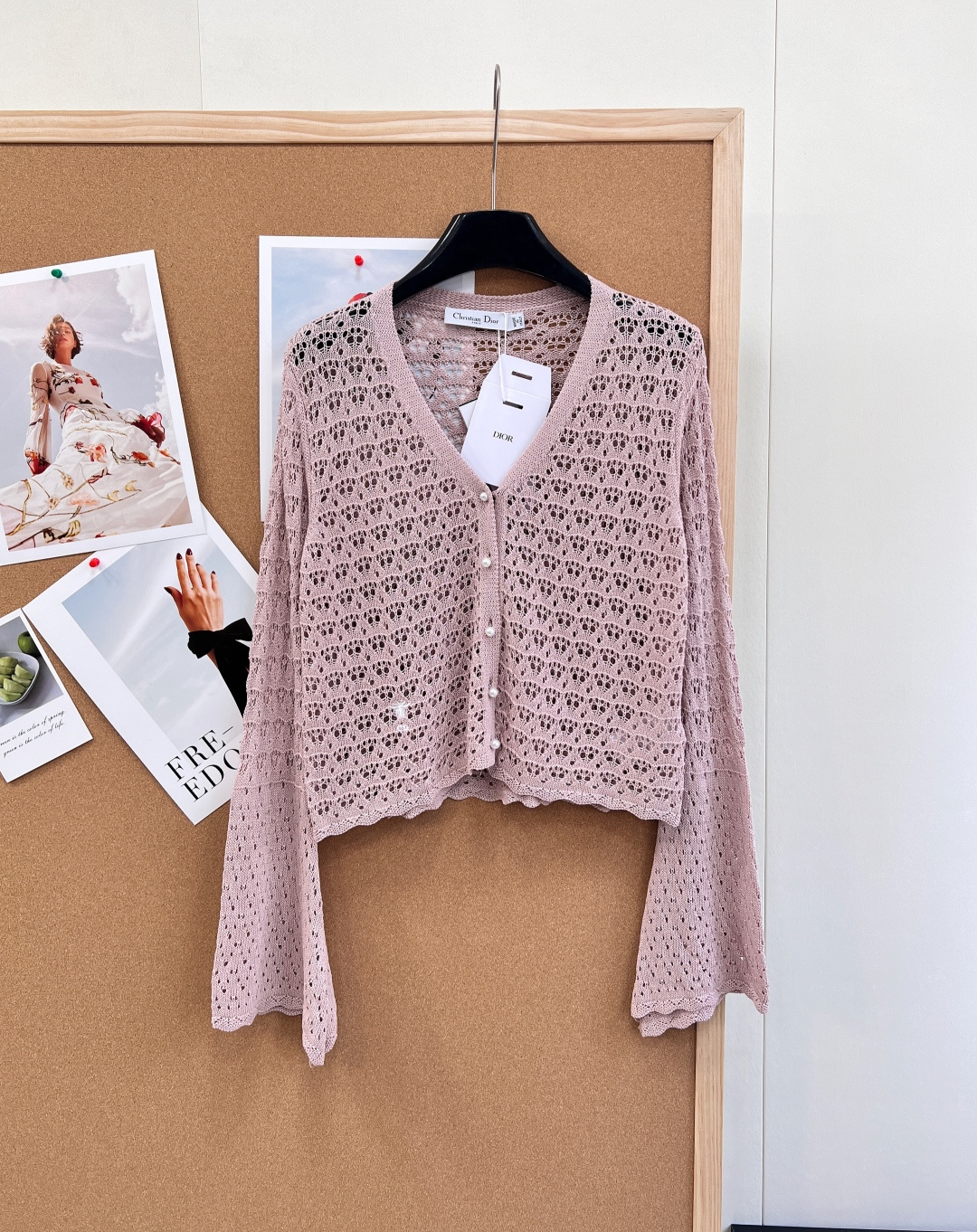 NO:752611,DIOR26SS early spring series bean paste pink hollow knitted cardigan. The bean paste pink tone comes with a spring soft light filter, which is an excellent interpretation of the gentle atmosphere. It uses delicate hollow crochet technology to create a transparent and hazy texture beauty, which is light and breathable and suitable for spring and summer. The classic V-neck is paired with exquisite pearl buttons, which elegantly outlines the neck line and reveals nobility in a low-key manner. The embroidery of the contrasting bee  The loose bell sleeves are designed to be lazy and casual, modifying the lines of the arms to make them more flexible; the soft and skin-friendly knitted fabric makes the upper body comfortable and unrestricted. Wearing it alone brings a French sense of laziness, layering it with suspenders or dresses can easily create a sense of layering. It is gentle and noble, making it easy to choose a romantic outfit in spring. Complete with three standards, great deal!  Size sml,,dior,skirts,19860909DIOR26SS早春系列豆沙粉镂空针织开衫,豆沙粉调自带春日柔光滤镜,是温柔氛围感的绝佳诠释. 采用细腻镂空钩花工艺,织就通透朦胧的肌理美感,轻盈透气适配春夏；经典V领搭配精致珍珠扣,优雅勾勒颈部线条,低调流露贵气.撞色小蜜蜂的刺绣 宽松喇叭袖设计慵懒随性,修饰手臂线条更显灵动；软糯亲肤的针织面料,上身舒适无束缚. 单穿自带法式慵懒感,叠搭吊带、连衣裙轻松打造层次感,温柔又显贵,轻松拿捏春日浪漫穿搭.三标齐全,大货出！ 尺码sml 编,,dior,skirts,,Women's clothing