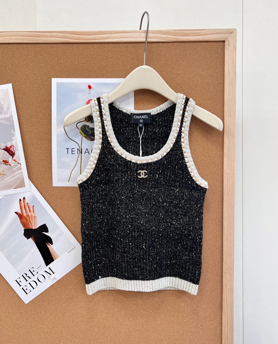 NO:752622,Chanel26's new early spring metal chain knitted vest perfectly blends classic retro and modern sophistication, making it easy to create a high-end look. High-quality cashmere blended knitted fabric has a delicate starlight texture, and the upper body is stiff and stylish. The design is made of metal chains with off-white webbing for sophisticated trimming, which instantly adds a sense of progressive sophistication; the exquisite metal double C buckle on the chest low-key highlights the brand recognition and is full of elegance.  The slim fit accurately fits the body shape and perfectly outlines elegant curves; the off-white ribbed hem is neatly slimmed and adds a sense of layering. Wear it alone to show your casual elegance. Pair it with a suit jacket or coat to create a French commuting style, or layer it with a shirt or sweater to easily unlock rich layers of outfits. It is a must-have item for your spring and summer wardrobe. Complete with three standards, great deal!  Size sml,,chanel,jackets & coats,shirts,business suit,19860909Chanel26早春新款金属链条针织背心,将经典复古与现代精致完美融合,轻松拿捏高阶穿搭氛围感.  高品质羊绒混纺针织,自带细腻的星光肌理,上身挺括有型.设计上以金属链条搭配米白织带精工镶边,层层递进的精致感瞬间拉满；胸口精致金属双C饰扣,低调点亮品牌辨识度,贵气十足. 修身版型精准贴合身形,完美勾勒优雅曲线；下摆米白罗纹收口,利落显瘦,更添层次感. 单穿尽显率性优雅,搭配西装外套、大衣打造法式通勤风,或叠穿于衬衫、针织衫内,轻松解锁丰富穿搭层次,春夏衣橱必备单品.三标齐全,大货出！ 尺码sml 编,,chanel,jackets & coats,shirts,business suit,,Women's clothing