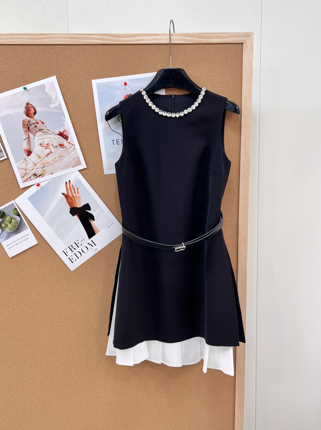 NO:752618,The new spring and summer Hepburn style black and white contrasting sleeveless belted dress, black and white contrasting design, has a retro elegant aura, simple and high-end. The neckline is exquisitely decorated with diamonds, low-key and noble, highlighting the elegant shoulder and neck lines; the sleeveless and neat tailoring is refreshing and neat and more elegant. The waist is matched with a belt of the same color, which can be freely adjusted to make the waist slimmer, and easily outlines the graceful figure; the black and white contrasting splicing of the hem is rich and flexible, and has a sense of elegance when walking.  The fabric is smooth and crisp, with high-end texture. It is suitable for commuting, dating, and banquets. You can easily wear it with the elegant aura of a retro celebrity. Big sale!  size sml code,,skirts,19860909春夏新款赫本风黑白撞色无袖腰带连衣裙,黑白撞色设计,自带复古优雅气场,简约又高级. 领口精致镶钻点缀,低调显贵,凸显优雅肩颈线条；无袖利落剪裁,清爽利落更显气质. 腰部搭配同色系腰带,自由调节收腰显瘦,轻松勾勒曼妙身形；下摆黑白撞色拼接,层次丰富灵动,行走间自带飘逸感. 面料垂顺挺括,质感高级,通勤、约会、宴会皆适配,轻松穿出复古名伶的优雅气场.大货出！ 尺码sml 编码,,skirts,,Women's clothing