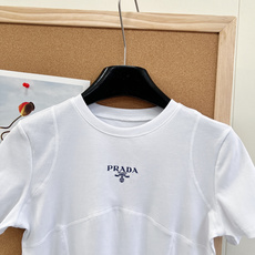 🆕Prada春夏新款修身logo短袖T恤,黑白经典双色可选,简约高级,四季百搭。 胸前经典logo印花低 🆕Prada春夏新款修身logo短袖T恤,黑白经典双色可选,简约高级,四季百搭。 胸前经典logo印花低