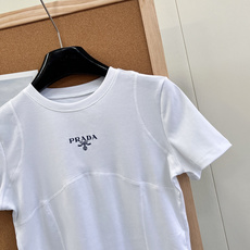 🆕Prada春夏新款修身logo短袖T恤,黑白经典双色可选,简约高级,四季百搭。 胸前经典logo印花低 🆕Prada春夏新款修身logo短袖T恤,黑白经典双色可选,简约高级,四季百搭。 胸前经典logo印花低