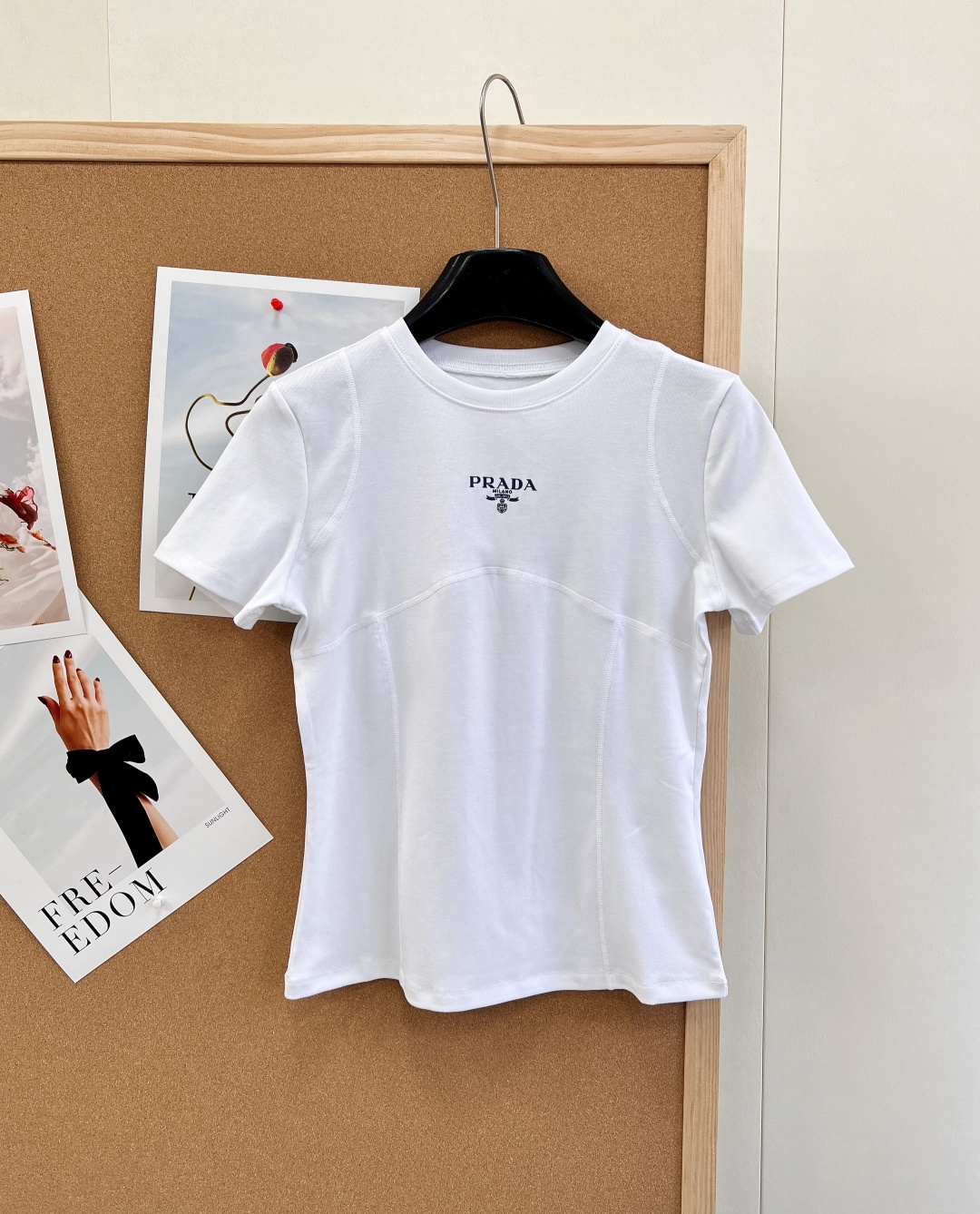 NO:752614,Prada's new spring and summer slim-fitting logo short-sleeved T-shirt, available in classic black and white, is simple and high-end, versatile for all seasons. The classic logo print on the chest is low-key embellishment, highlighting brand recognition; exquisite three-dimensional tailoring, slim fit outlines graceful curves, and has an atmosphere of pure desire.  High-elastic and delicate fabrics are selected, with high-grade texture, skin-friendly softness, heavy handcrafting, and online texture; the round neck and short-sleeved design is neat and versatile, refreshing and casual when worn alone, and layered with a layered jacket for a more layered look. It can be easily controlled in all seasons. Three standards are complete, and two colors are outstanding!  Size sml code,,prada,jackets & coats,T-shirt,tees,t-shirt,19860909Prada春夏新款修身logo短袖T恤,黑白经典双色可选,简约高级,四季百搭. 胸前经典logo印花低调点缀,彰显品牌辨识度；精致立体裁剪,修身版型勾勒曼妙曲线,自带纯欲氛围感. 甄选高弹细腻面料,肌理高级、亲肤柔软,重工手工制作,质感在线；圆领短袖设计利落百搭,单穿清爽随性,内搭叠穿外套更显层次,四季皆可轻松驾驭. 三标齐全,两色出！ 尺码sml 编码,,prada,jackets & coats,T-shirt,tees，t-shirt,,Women's clothing