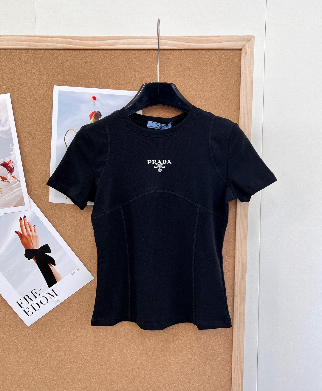 NO:752610,Prada's new spring and summer slim-fitting logo short-sleeved T-shirt, available in classic black and white, is simple and high-end, versatile for all seasons. The classic logo print on the chest is low-key embellishment, highlighting brand recognition; exquisite three-dimensional tailoring, slim fit outlines graceful curves, and has an atmosphere of pure desire.  High-elastic and delicate fabrics are selected, with high-grade texture, skin-friendly softness, heavy handcrafting, and online texture; the round neck and short-sleeved design is neat and versatile, refreshing and casual when worn alone, and layered with a layered jacket for a more layered look. It can be easily controlled in all seasons. Three standards are complete, and two colors are outstanding!  Size sml code,,prada,jackets & coats,T-shirt,tees,t-shirt,19860909Prada春夏新款修身logo短袖T恤,黑白经典双色可选,简约高级,四季百搭. 胸前经典logo印花低调点缀,彰显品牌辨识度；精致立体裁剪,修身版型勾勒曼妙曲线,自带纯欲氛围感. 甄选高弹细腻面料,肌理高级、亲肤柔软,重工手工制作,质感在线；圆领短袖设计利落百搭,单穿清爽随性,内搭叠穿外套更显层次,四季皆可轻松驾驭. 三标齐全,两色出！ 尺码sml 编码,,prada,jackets & coats,T-shirt,tees，t-shirt,,Women's clothing