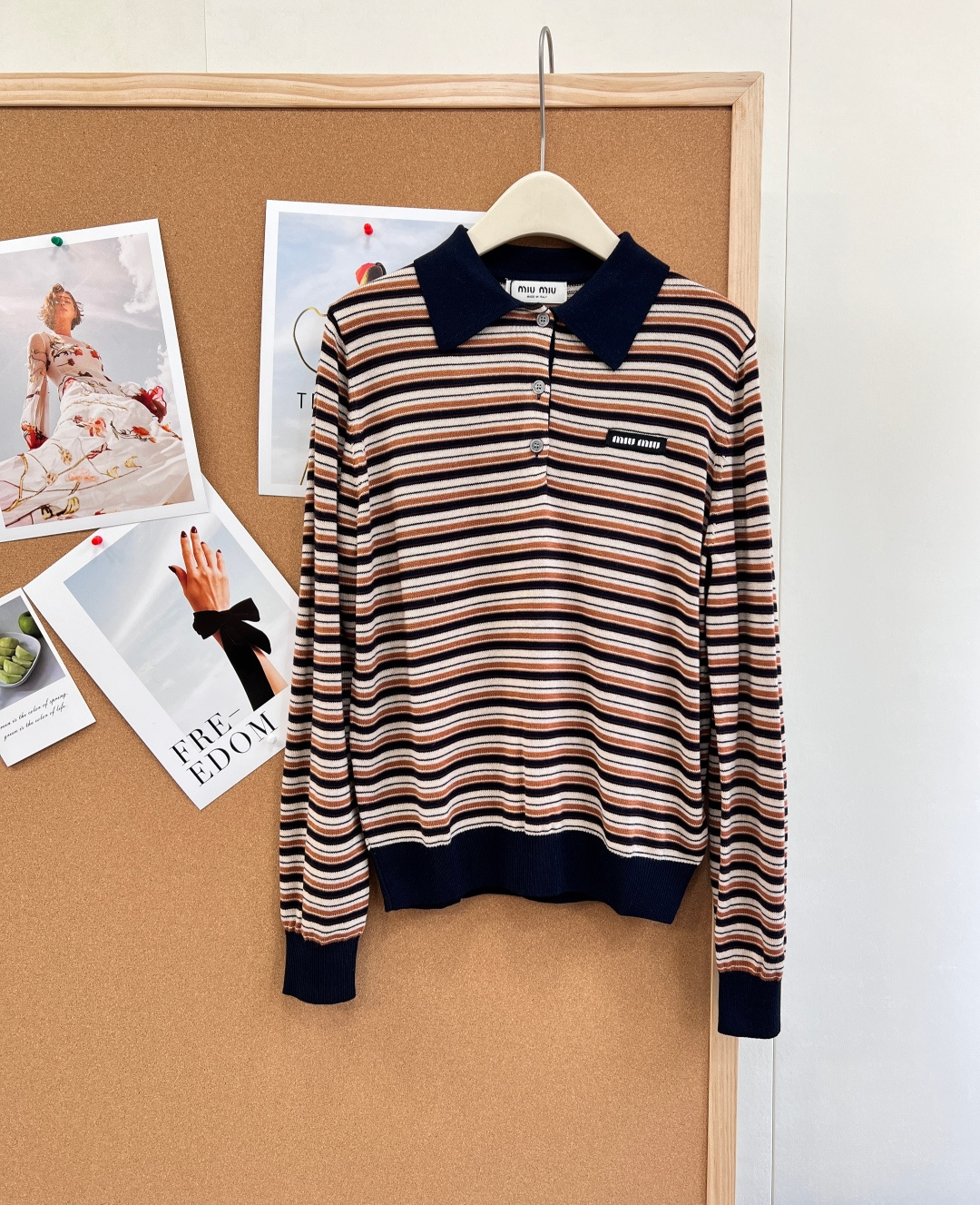 NO:753134,MiuMiu's new striped sweater comes with wool yarn customized with an old-money style filter. The navy lapels and cuffs are in contrasting colors. The brown, rice and navy stripes are rich in layers, retro and fashionable. The half-open button design and the letter logo on the chest low-key highlight the brand texture. The soft and waxy knitted fabric is skin-friendly and breathable, and the long-sleeved version is suitable for many scenes. Simple and effortless sense of luxury, easy to capture the spring atmosphere, complete with three standards, great deal!  Size sml code M,,miumiu,19860909MiuMiu新款条纹针织衫自带老钱风滤镜定制的羊毛纱线,藏青翻领与袖口撞色拼接,棕、米、藏青条纹层次丰富,复古又时髦 半开胸纽扣设计+胸前字母徽标,低调彰显品牌质感 软糯针织面料亲肤透气,长袖版型适配多场景穿搭 简约不费力的高级感,轻松拿捏春日氛围感,三标齐全,大货出！ 尺码sml 编码M,,miumiu,,Women's clothing