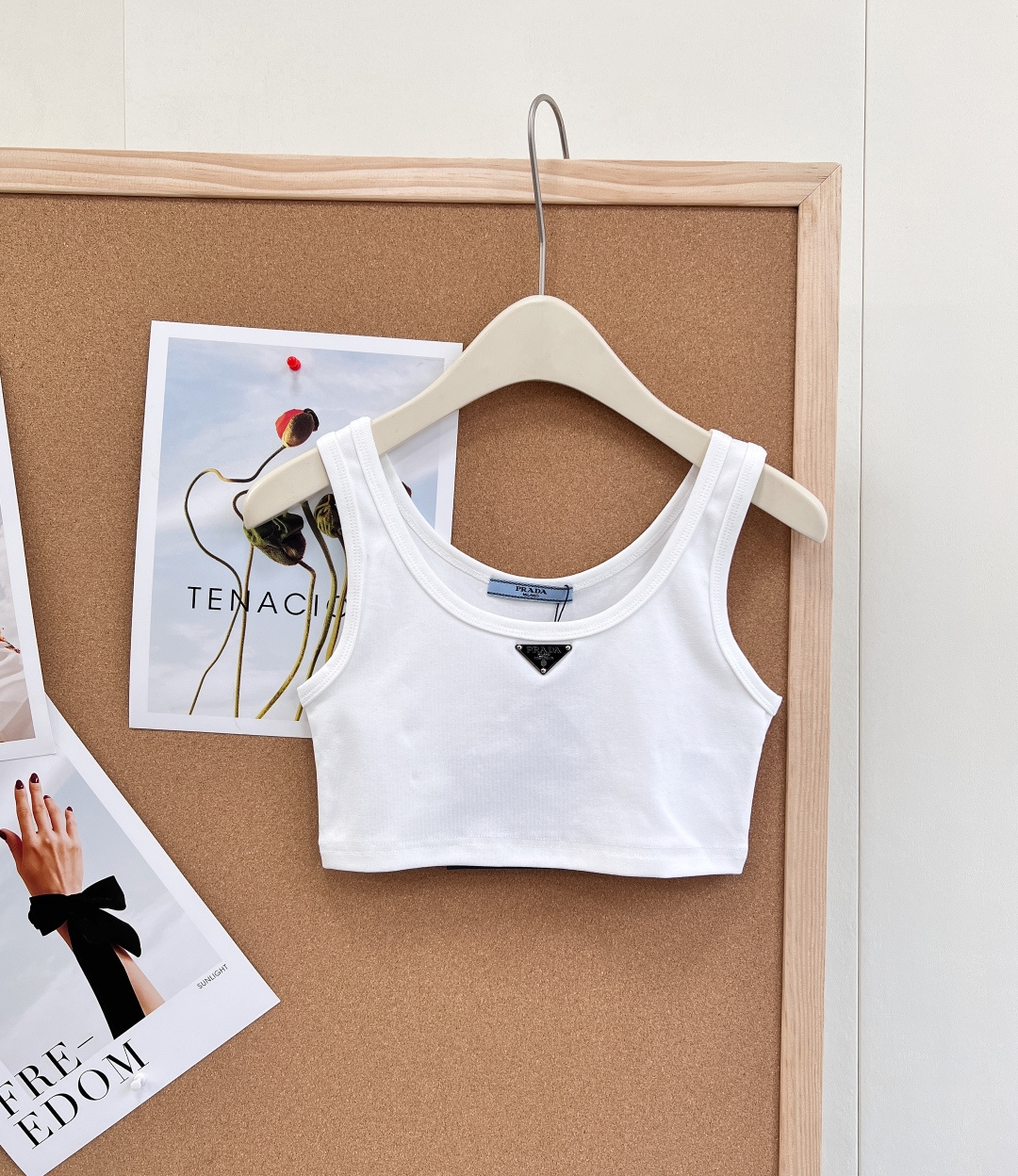 NO:753099,The new spring and summer Prada classic triangular logo short vest has a casual sense of luxury, is capable, simple and handsome. A simple vest gives the strongest street feel!  Simple, refreshing and fashionable. It has a sweet and cool hot girl style. It can be worn alone or layered. It looks good and tonal enough when worn alone. It feels close to the skin and does not pierce the flesh. It feels great and just right. The fabric is incomparably comfortable. The overall design is perfect. A high version visible to the naked eye!  Three standards are complete, two colors are outstanding!  Size sml code P,, prada,19860909春夏新款 Prada经典三角标小短款背心 不经意的高级感 干练简约帅气 一件简单的背心穿出最强的街头感！简单清爽且时髦 开启甜酷辣妹风单穿或内搭都很可 单穿就足够好看有调性 亲肤触感不会扎肉触感极好 恰到好处 面料无敌舒服 整体设计非常完美 肉眼可见的高版本！三标齐全,两色出！ 尺码sml 编码P,,prada,,Women's clothing