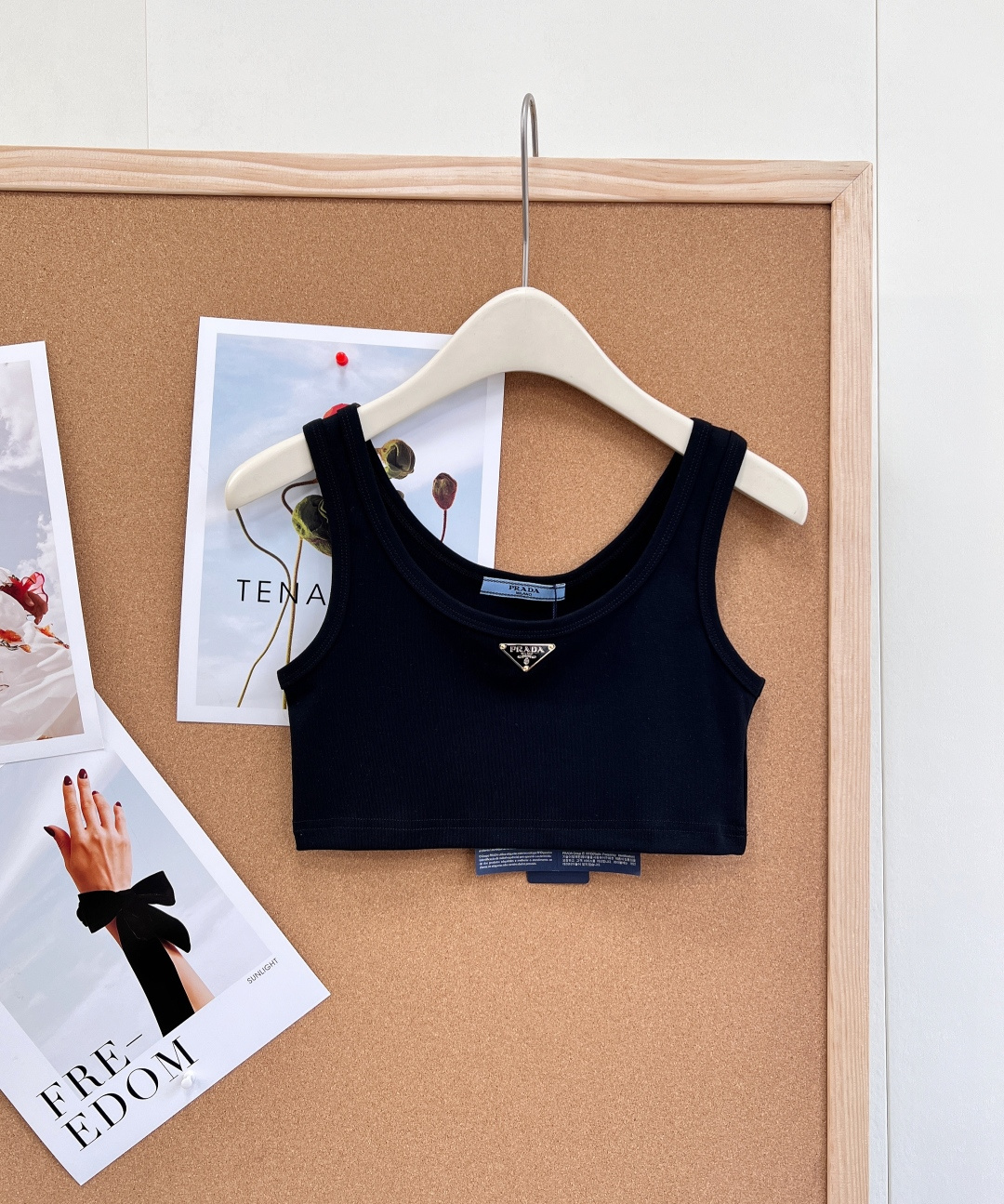 NO:753095,The new spring and summer Prada classic triangular logo short vest has a casual sense of luxury, is capable, simple and handsome. A simple vest gives the strongest street feel!  Simple, refreshing and fashionable. It has a sweet and cool hot girl style. It can be worn alone or layered. It looks good and tonal enough when worn alone. It feels close to the skin and does not pierce the flesh. It feels great and just right. The fabric is incomparably comfortable. The overall design is perfect. A high version visible to the naked eye!  Three standards are complete, two colors are outstanding!  size sml code,,prada,19860909春夏新款 Prada经典三角标小短款背心 不经意的高级感 干练简约帅气 一件简单的背心穿出最强的街头感！简单清爽且时髦 开启甜酷辣妹风单穿或内搭都很可 单穿就足够好看有调性 亲肤触感不会扎肉触感极好 恰到好处 面料无敌舒服 整体设计非常完美 肉眼可见的高版本！三标齐全,两色出！ 尺码sml 编码,,prada,,Women's clothing