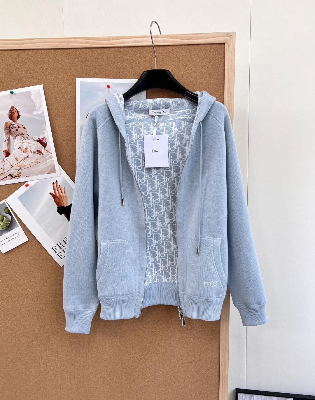 NO:753128,Dior new autumn and winter products!  High-end baby blue presbyopic logo zipper cashmere jacket!  Customized cream blue color, love the double-woven letter jacquard weaving process, original custom hardware accessories, pocket embroidered letters, low-key luxury!  The hooded design is fashionable and advanced!  Bai Fumei must enter!  The classic version makes your upper body look slimmer without being picky!  Swiss machine embroidery sewing plate technology, imported cashmere wool yarn double-sided jacquard fabric, highly recommended single product. Three-color large quantities are available for men and women ~ size sml code D, dior, jackets & coats, hats,19860909Dior秋冬新品！高级baby蓝老花logo拉链羊绒外套！定制奶油蓝颜色超爱双织字母提花织工艺,原版定制五金配件,口袋刺绣字母低调奢华！连帽设计时髦又高级！白富美必入！经典版型不挑人上身巨显瘦！瑞士机刺绣缝盘工艺,进口羊绒羊毛纱线双面提花面料,强烈推荐单品.三色大货以出男女同款～ 尺码sml 编码D,,dior,jackets & coats,hats,,Women's clothing