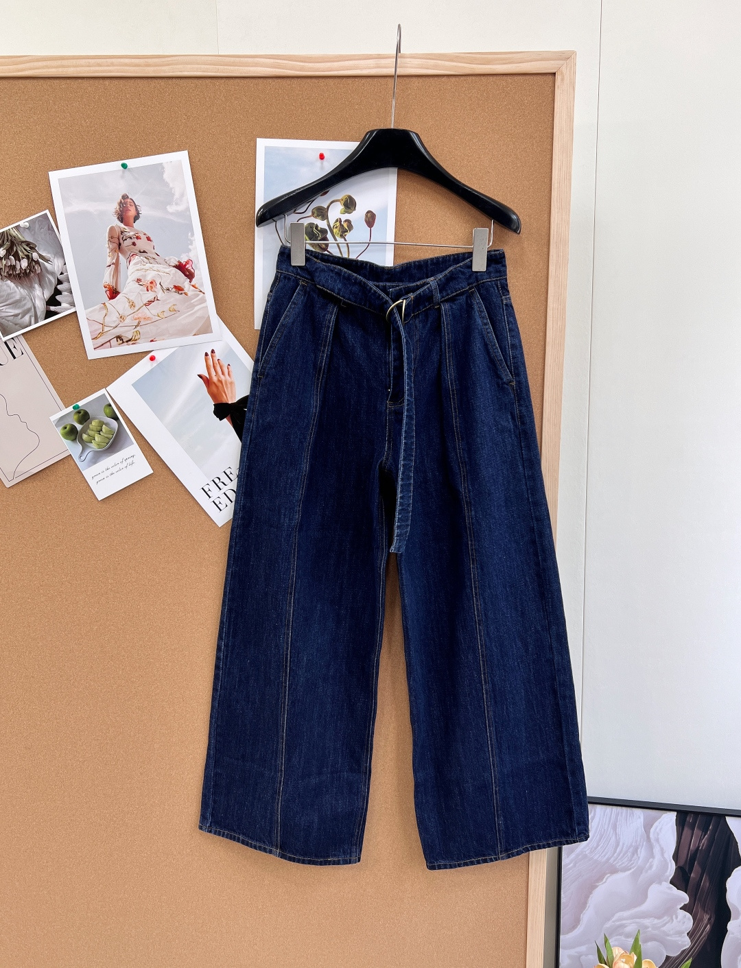 NO:753122,LOEWE's new belted wide-leg jeans have a relaxed and high-end feel, just one pair of trousers is enough. This is not an ordinary pair of jeans, it is LOEWE's iconic belted wide-leg trousers. It perfectly combines the casual elegance of Spanish style with the street feel of denim. It is an excellent item for creating a lazy and noble style in autumn and winter. -  The iconic belt design is made of the same fabric wide belt + metal ring buckle, which not only accurately holds the waistline, but also visually optimizes the proportions of the body, easily creating the effect of 'three-to-seven' long legs. - The vintage raw cow texture is made of heavy unsizing denim fabric, with its own deep indigo luster, which will form a unique fading texture as it is worn, giving it a more19860909LOEWE 新款腰带款阔腿牛仔裤 松弛高级感,一条裤子就够了 这不是一条普通的牛仔裤,它是LOEWE标志性的腰带阔腿裤,把西班牙式的随性优雅和丹宁的街头感完美融合,是秋冬打造慵懒显贵风的绝佳单品. - 标志性腰带设计同面料宽腰带+金属圆环扣,不仅能精准收住腰线,更能在视觉上优化身材比例,轻松营造“三七分”大长腿效果. - 复古原牛质感采用重磅未脱浆丹宁面料,自带深邃的靛蓝光泽,随着穿着会形成独一无二的落色纹理,越穿越有味道. - 利落阔腿剪裁宽松直筒的阔腿版型,对梨形身材和腿型不完美的人特别友好,走路带风还能藏住秋裤,兼具时髦度与实用性. - 细节彰显匠心隐藏式门襟+侧边压线设计,延续了LOEWE一贯的极简美学,没有多余装饰,却在走线和五金上处处体现精致感.三标齐全,大货出 尺码sml 编码,,loewe,jeans,,Women's clothing