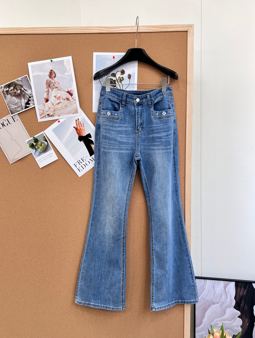 NO:753119,LOUIS VUITTON26 new LV pocket embroidered stretch micro-boot jeans, high waist + micro-boot type, accurately modify the leg shape and elongate the proportion, friendly to pear-shaped and apple-shaped figures, hide the flesh and make it look slimmer, and easily wear long legs. Classic mid-blue denim, washed white process with natural cat whisker texture, full of retro atmosphere; exquisite embroidery on the pockets enhances the sense of design and recognition, bid farewell to monotony.  The fabric is soft and drapey stretch denim, taking into account both stiffness and comfort. It is not tight for daily wear, versatile and suitable for spring wear in many scenes. Size sml code L,, louis vuitton, louis vuitton, jeans,19860909LOUIS VUITTON26新款LV口袋刺绣弹力微喇牛仔裤, 高腰+微喇裤型,精准修饰腿型、拉长比例,对梨形、苹果形身材友好,藏肉显瘦,轻松穿出大长腿. 经典中蓝色牛仔,水洗磨白工艺搭配自然猫须纹理,复古氛围拉满；口袋精致刺绣,提升设计感与辨识度,告别单调. 面料柔软垂感弹力牛仔,兼顾挺括度与舒适度,日常穿着不紧绷,百搭实穿,适配多场景春日穿搭. 尺码sml 编码L,,louis vuitton,louis vuitton,jeans,,Women's clothing