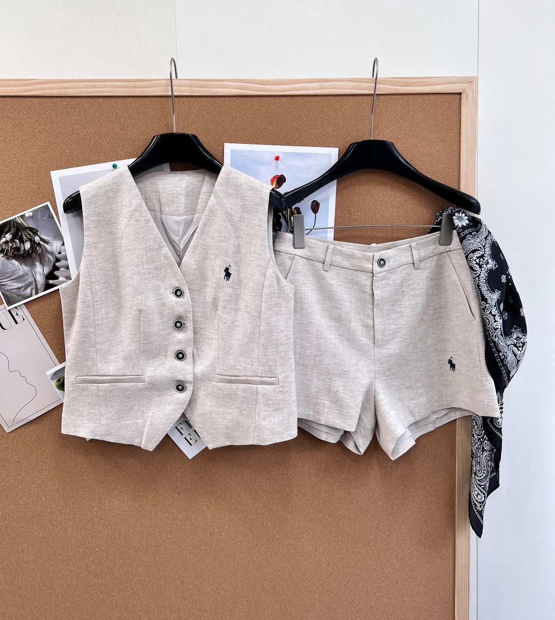 NO:753113,Ralph Lauren's new linen embroidered vest and shorts suit, with a light oatmeal linen texture, has a cool and high-end feel. V-neck vest + high-waisted shorts, neat and slimming, breathable and refreshing, with texture, no sweating in summer. Light oatmeal color is gentle and advanced, V-neck single-breasted vest + high-waisted A-line shorts, neat and slim. Pony logo embroidery embellishment, low-key highlighting the brand tone, simple and not monotonous  The fit is friendly, slim-fitting and not tight. The one set gives a relaxed old-money style. It is suitable for commuting and vacation. It has all three standards!  Big shipment!  Size sml set of codes,,loro piana,shorts,19860909Ralph Lauren新款亚麻刺绣马甲短裤套装, 浅燕麦亚麻肌理,自带清冷高级感 V领马甲+高腰短裤,利落显瘦显, 透气清爽,自带肌理质感,夏日穿着不闷汗 浅燕麦色温柔高级,V领单排扣马甲+高腰A字短裤,利落显瘦 小马标刺绣点缀,低调彰显品牌调性,简约不单调 版型友好,修身不紧绷,一套穿出松弛老钱风,通勤、度假皆适配,三标齐全！大货出！ 尺码sml 一套编码,,loro piana,shorts,,Women's clothing
