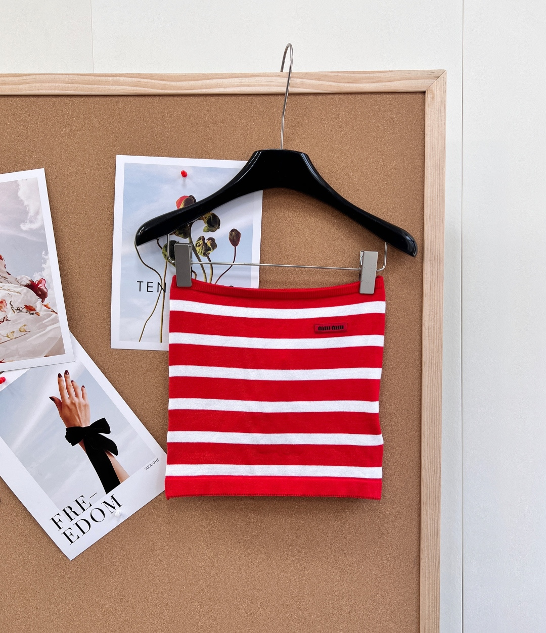 NO:753109,New style for early spring 26｜MiuMiu contrasting striped tube top, wool blended fabric with soft and skin-friendly knitted texture, breathable but not stuffy, just the right elastic wrap feel, comfortable to support the lines, long-lasting wear without restraint. Classic red and white/navy blue and white contrasting stripes, retro and fashionable; small logo on the chest is low-key embellishment, self-recognizable, simple and not monotonous.  The style is versatile, worn alone in American retro hot girl style, layered with a shirt/cardigan to instantly transform into a college style; the exposed waist design optimizes the proportions, making a small person appear taller and longer in the legs. - The red and white stripes are eye-catching and full of vitality - The navy white stripes are cool and high-end, gentle and versatile. Suitable for commuting and dating, a piece with a spring atmosphere!  All three standards are complete!  Two colors come out!  Size sml code M,,miumiu,shirts,1986090926早春新款｜MiuMiu撞色条纹抹胸, 羊毛混纺面料质感软糯亲肤针织,透气不闷,弹力包裹感恰到好处,舒适托住线条,久穿无束缚. 经典红白/藏青白条撞色条纹,复古时髦；胸口小标低调点缀,自带辨识度,简约不单调. 风格百搭,单穿美式复古辣妹风,叠穿衬衫/开衫秒变学院风；露腰设计优化比例,小个子显高显腿长. - 红白条纹元气吸睛,活力满满 - 藏青白条清冷高级,温柔百搭 通勤、约会皆适配,春日氛围感单品！三标齐全！两色出！ 尺码sml 编码M,,miumiu,shirts,,Women's clothing