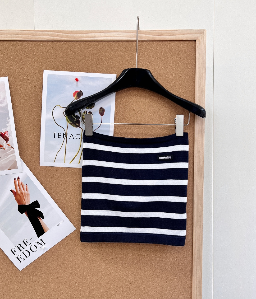 NO:753105,New style for early spring 26｜MiuMiu contrasting striped tube top, wool blended fabric with soft and skin-friendly knitted texture, breathable but not stuffy, just the right elastic wrap feel, comfortable to support the lines, long-lasting wear without restraint. Classic red and white/navy blue and white contrasting stripes, retro and fashionable; small logo on the chest is low-key embellishment, self-recognizable, simple and not monotonous.  The style is versatile, worn alone in American retro hot girl style, layered with a shirt/cardigan to instantly transform into a college style; the exposed waist design optimizes the proportions, making a small person appear taller and longer in the legs. - The red and white stripes are eye-catching and full of vitality - The navy white stripes are cool and high-end, gentle and versatile. Suitable for commuting and dating, a piece with a spring atmosphere!  All three standards are complete!  Two colors come out!  Size sml code,,miumiu,shirts,1986090926早春新款｜MiuMiu撞色条纹抹胸, 羊毛混纺面料质感软糯亲肤针织,透气不闷,弹力包裹感恰到好处,舒适托住线条,久穿无束缚. 经典红白/藏青白条撞色条纹,复古时髦；胸口小标低调点缀,自带辨识度,简约不单调. 风格百搭,单穿美式复古辣妹风,叠穿衬衫/开衫秒变学院风；露腰设计优化比例,小个子显高显腿长. - 红白条纹元气吸睛,活力满满 - 藏青白条清冷高级,温柔百搭 通勤、约会皆适配,春日氛围感单品！三标齐全！两色出！ 尺码sml 编码,,miumiu,shirts,,Women's clothing